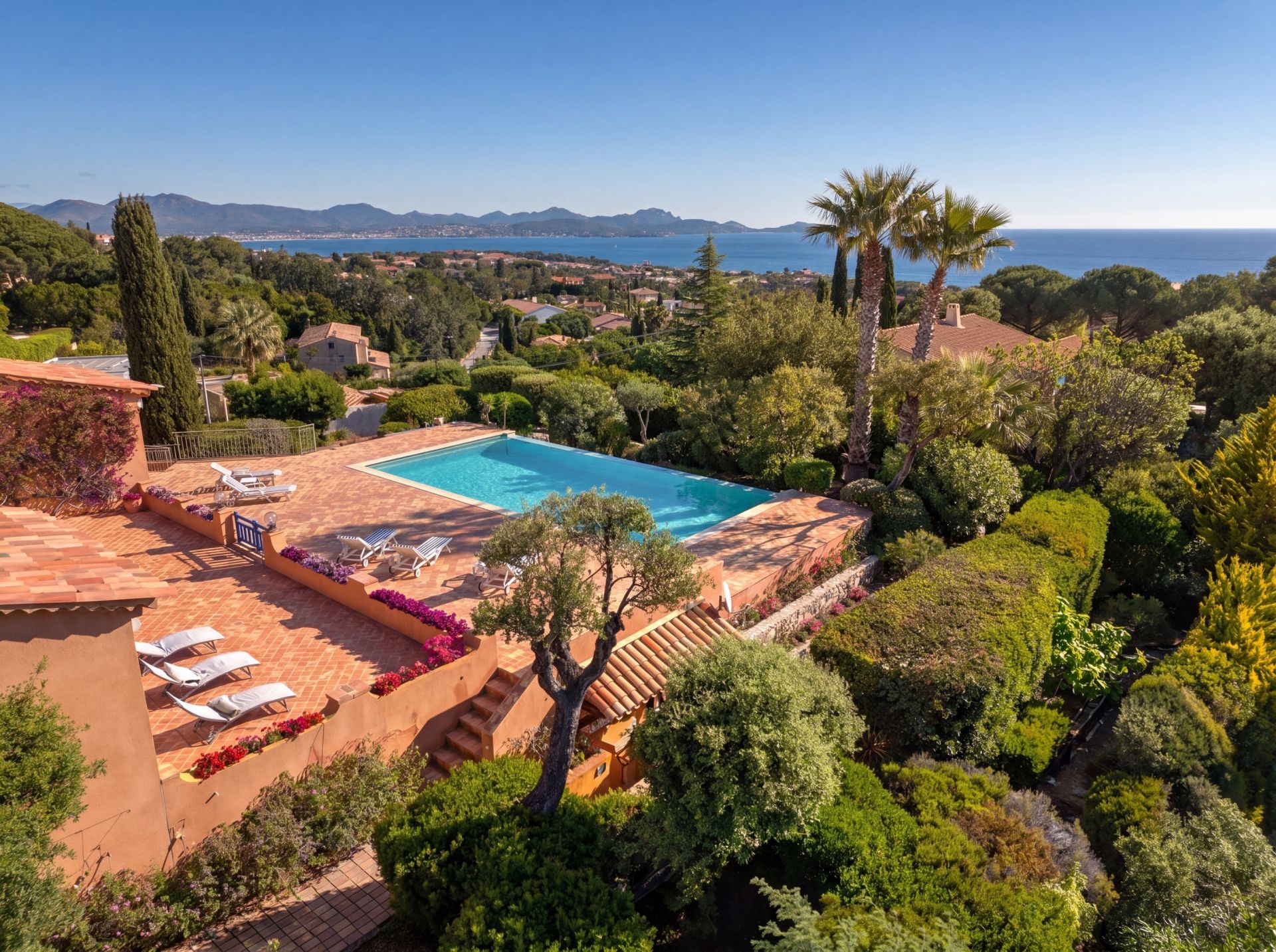 villa 5 Rooms for sale on ST AYGULF (83370)