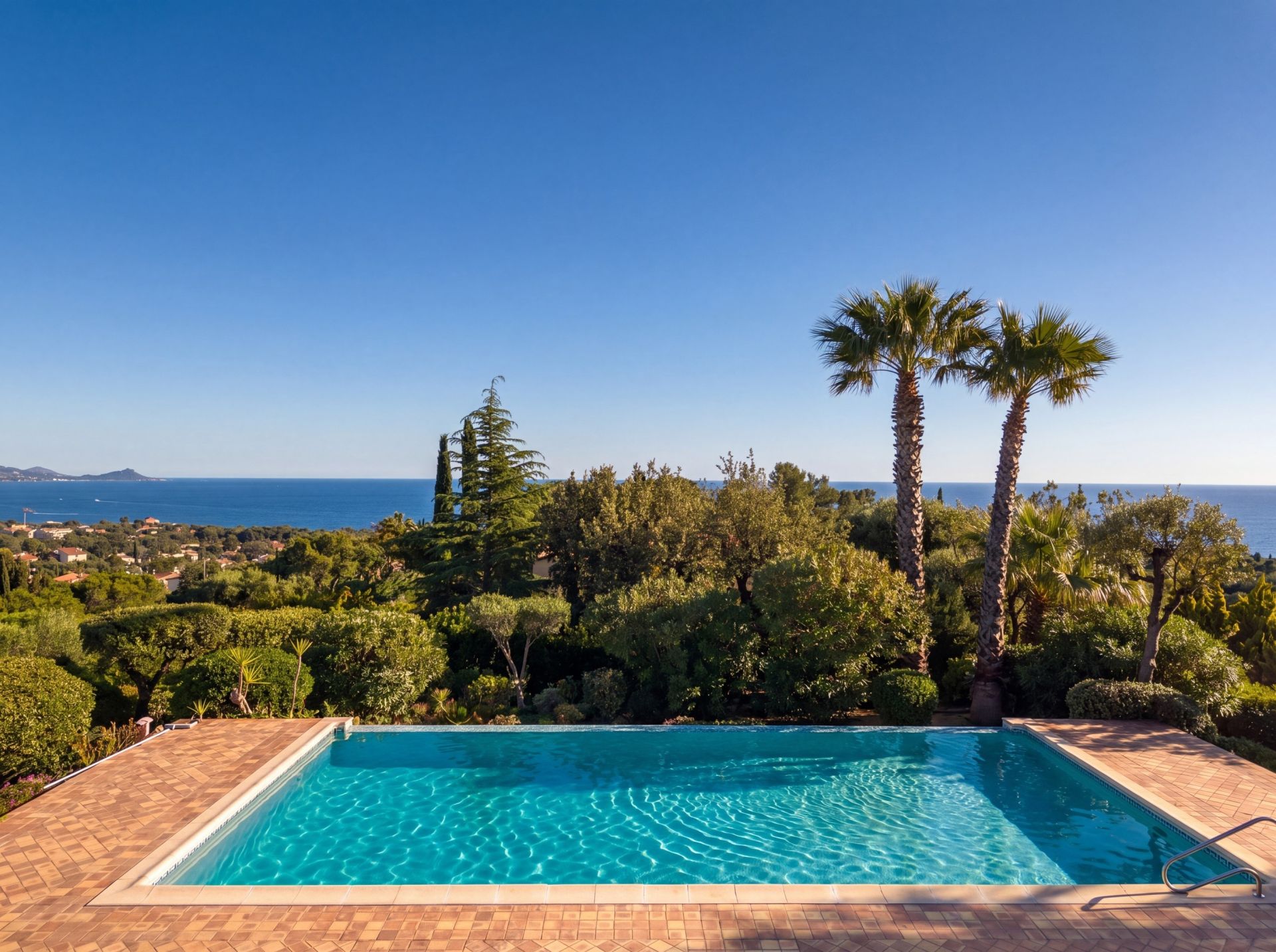villa 5 Rooms for sale on ST AYGULF (83370)