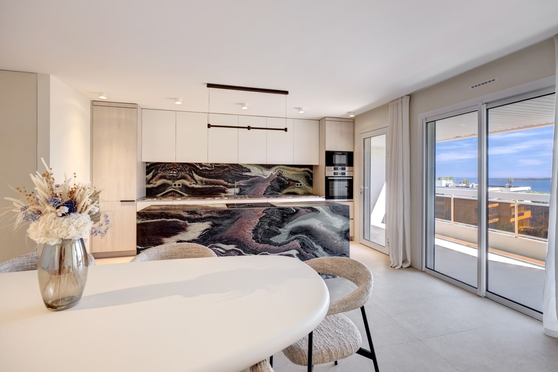 apartment 4 Rooms for sale on CANNES (06400)