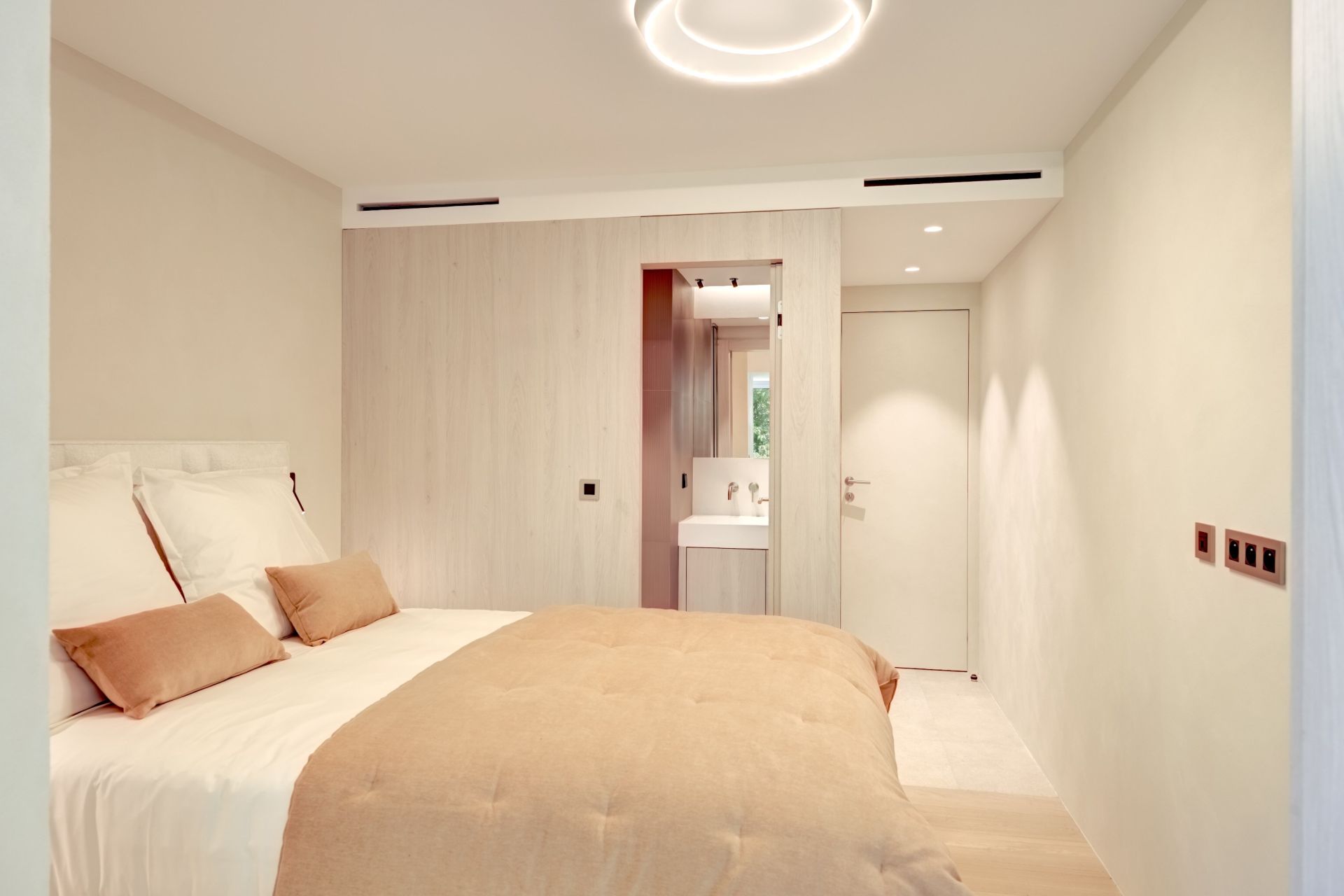 apartment 4 Rooms for sale on CANNES (06400)