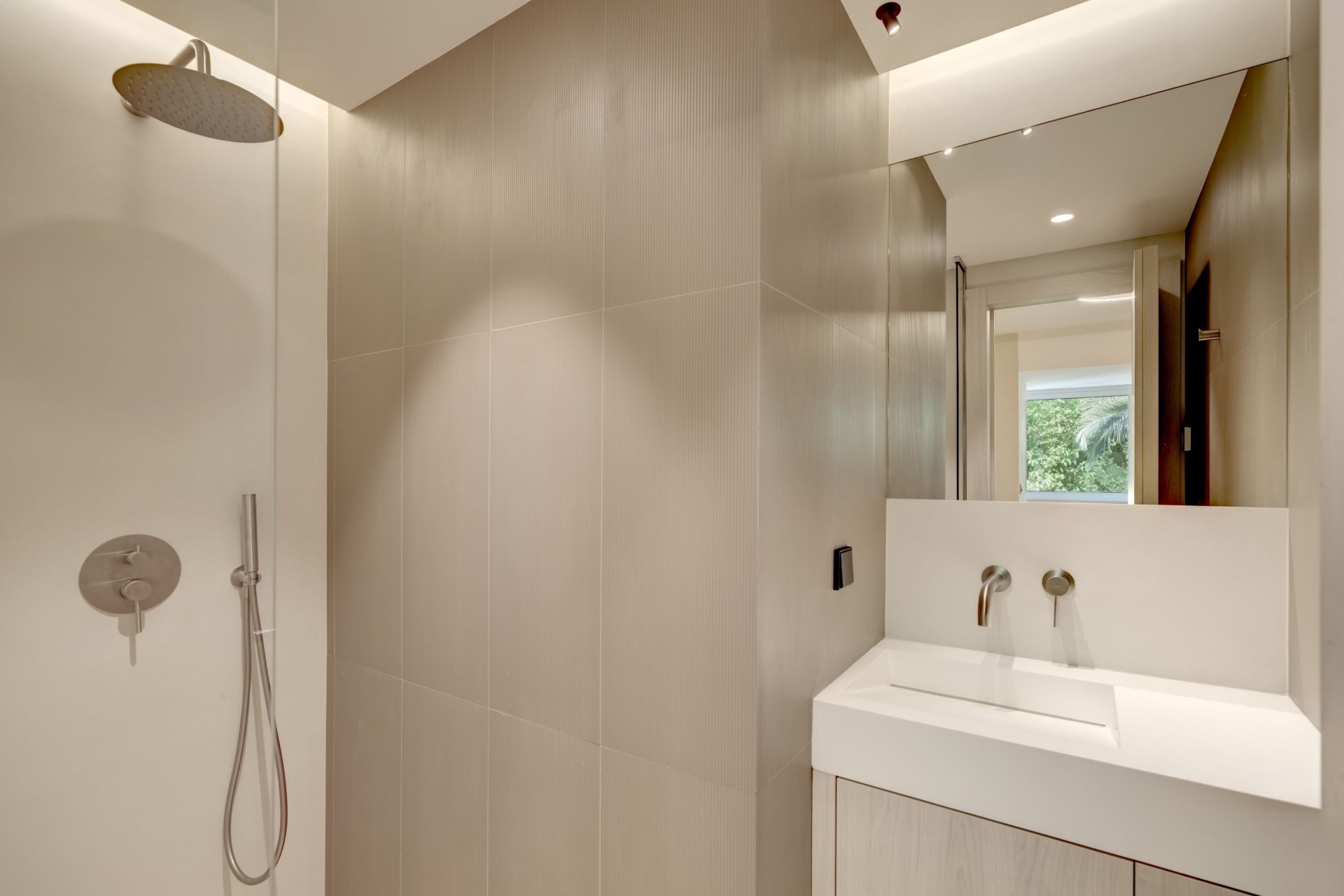 apartment 4 Rooms for sale on CANNES (06400)