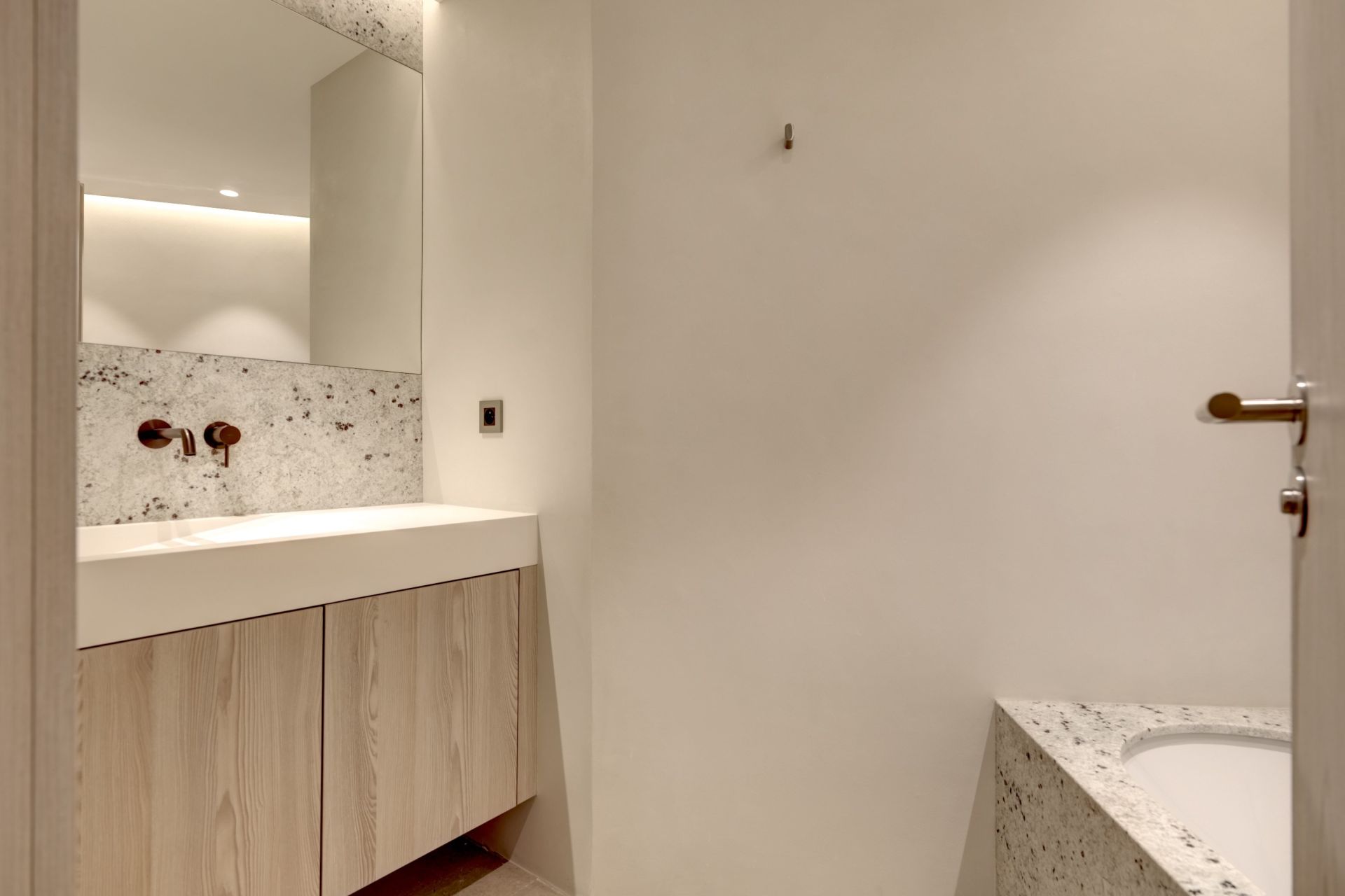 apartment 4 Rooms for sale on CANNES (06400)