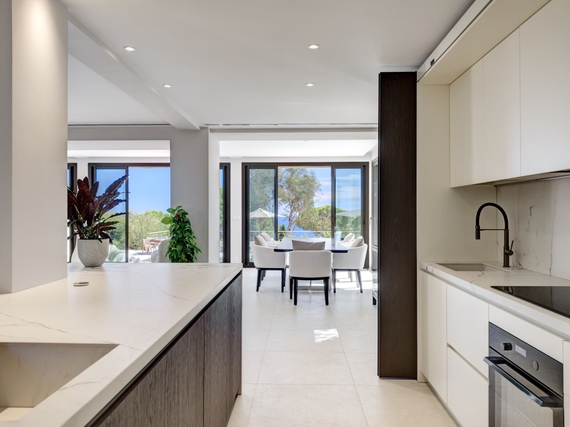 villa 4 Rooms for sale on VALLAURIS (06220)