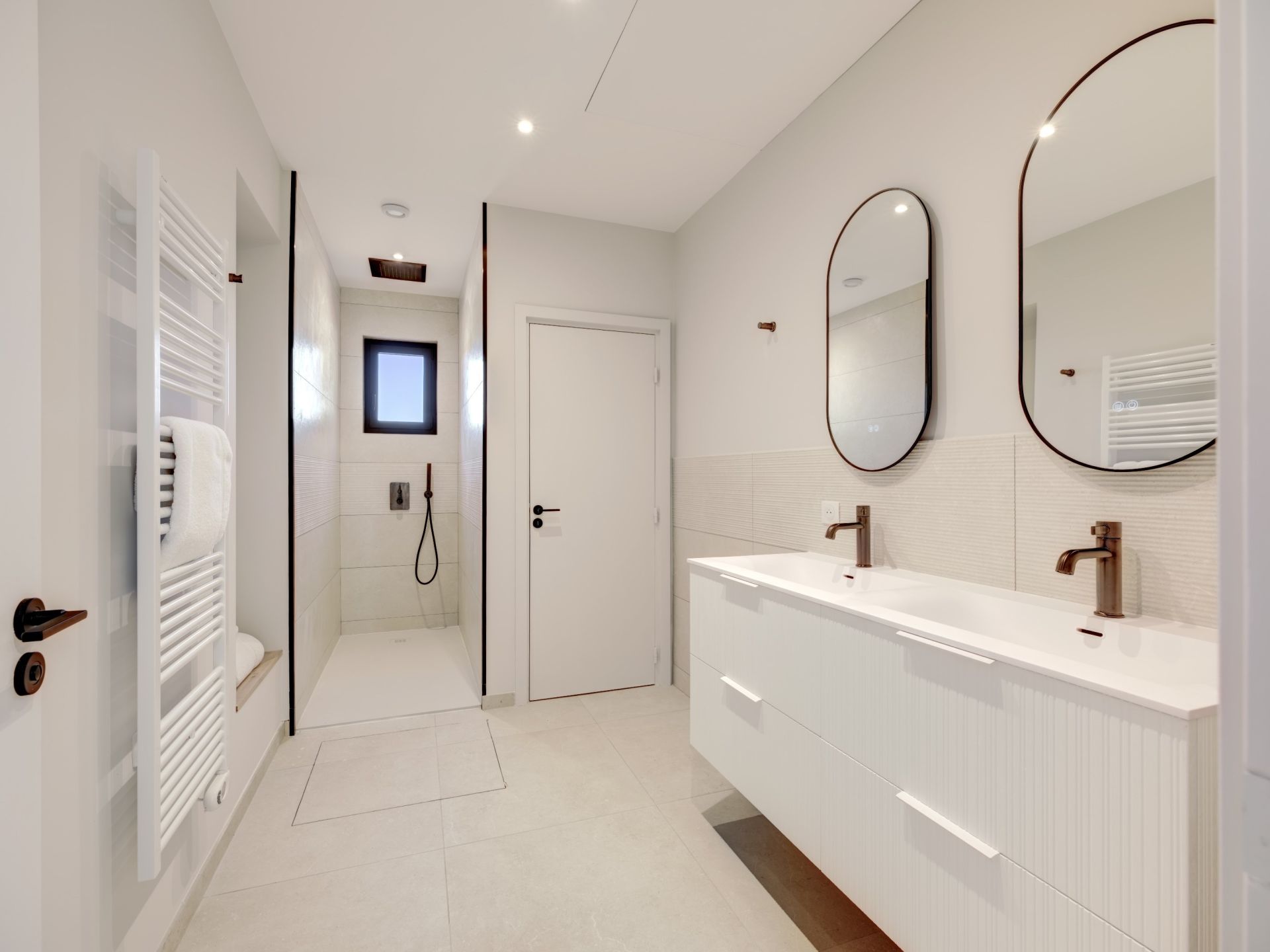 villa 4 Rooms for sale on VALLAURIS (06220)