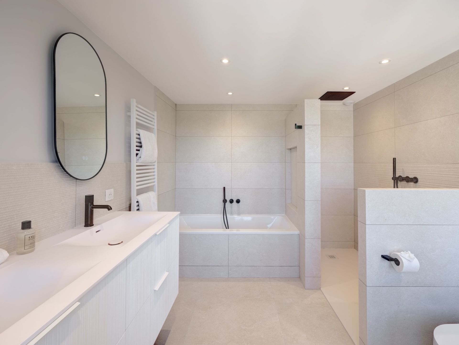 villa 4 Rooms for sale on VALLAURIS (06220)