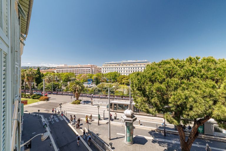 apartment 4 Rooms for sale on NICE (06300)