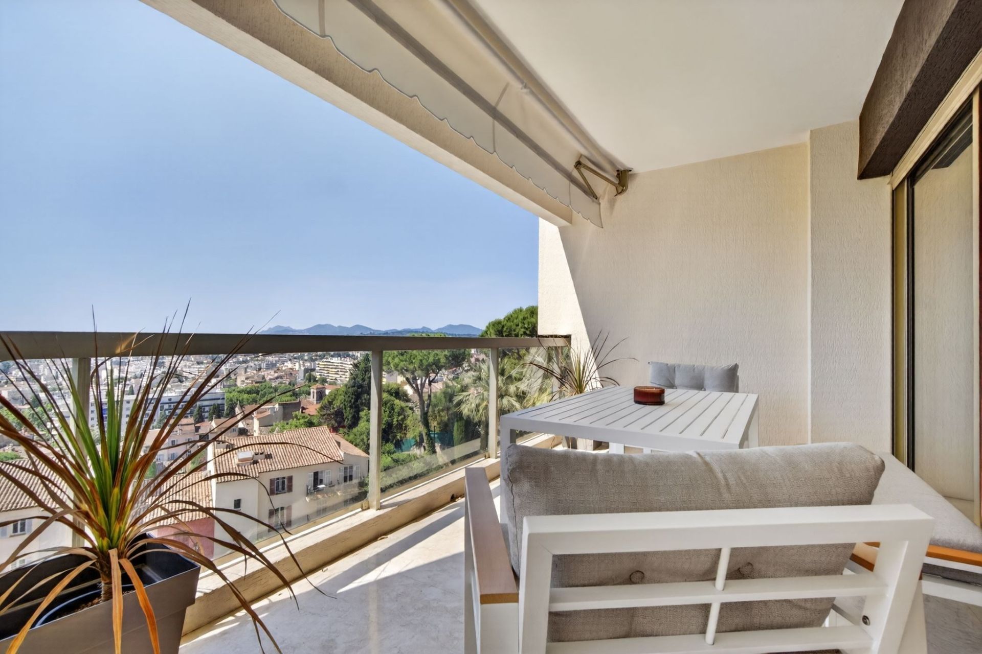 apartment 4 Rooms for sale on LE CANNET (06110)