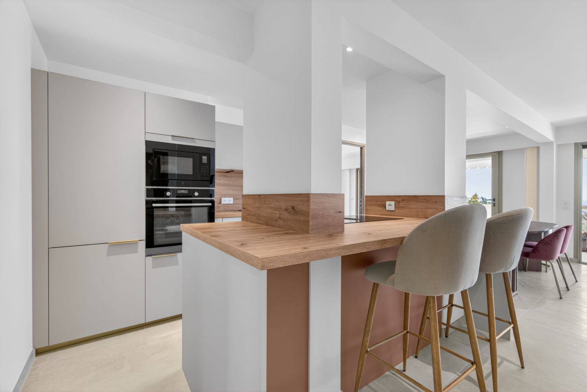 apartment 4 Rooms for sale on LE CANNET (06110)