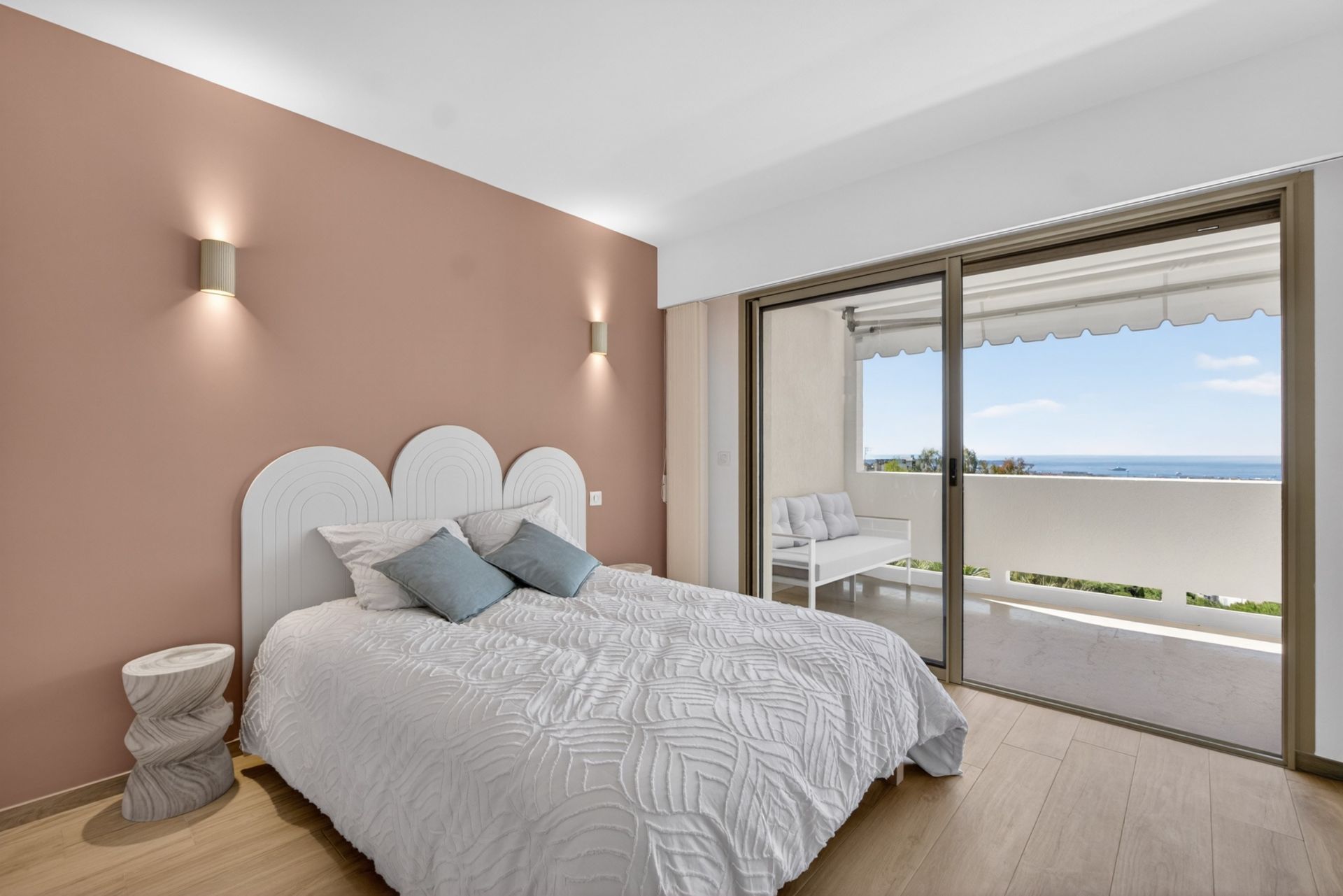 apartment 4 Rooms for sale on LE CANNET (06110)