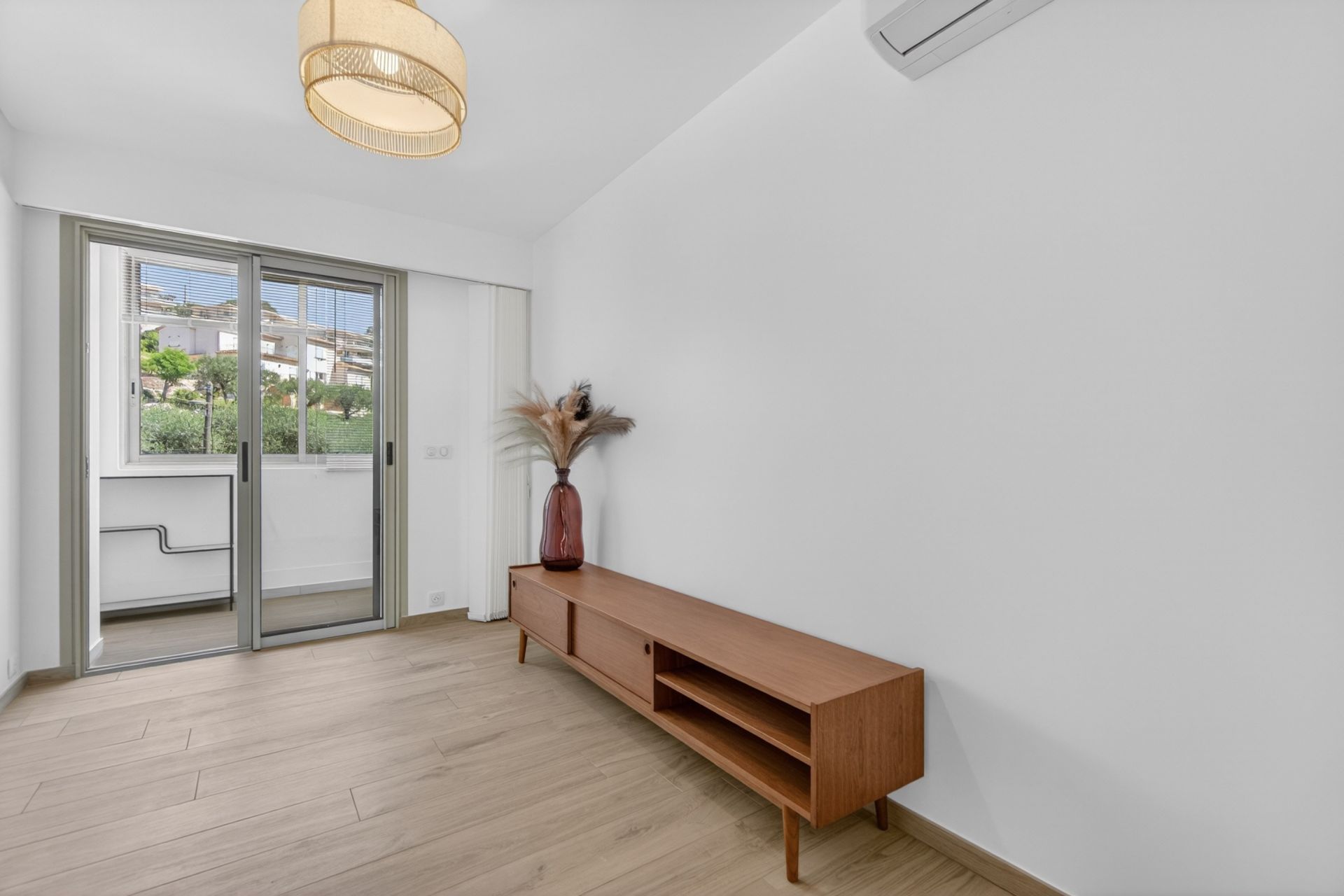 apartment 4 Rooms for sale on LE CANNET (06110)
