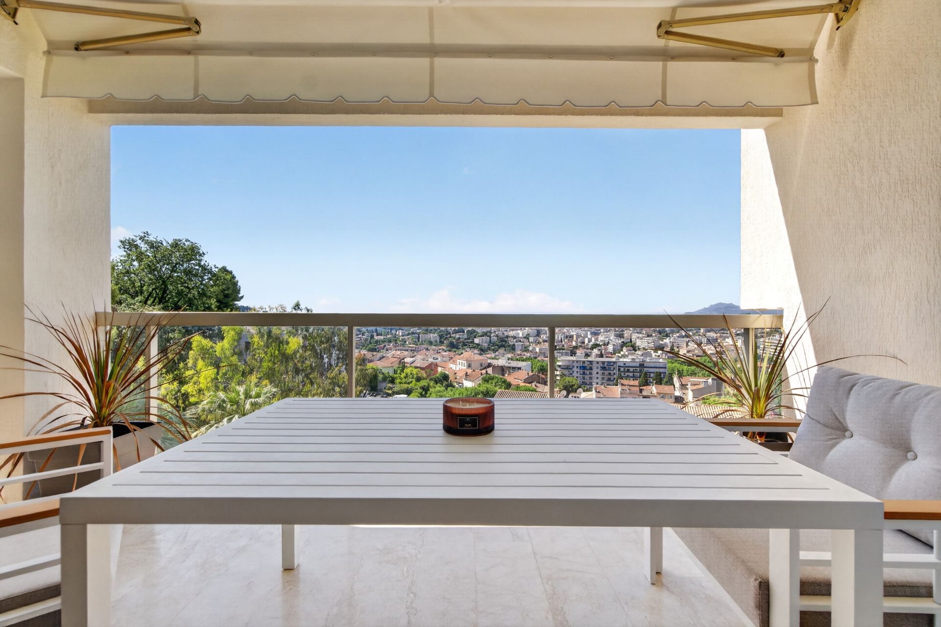 apartment 4 Rooms for sale on LE CANNET (06110)