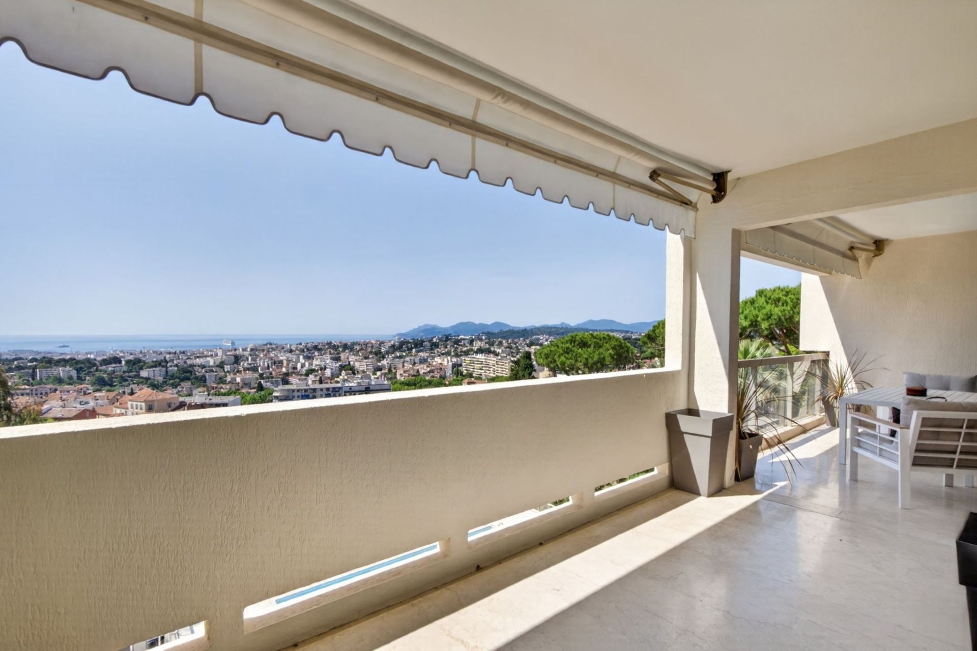 apartment 4 Rooms for sale on LE CANNET (06110)