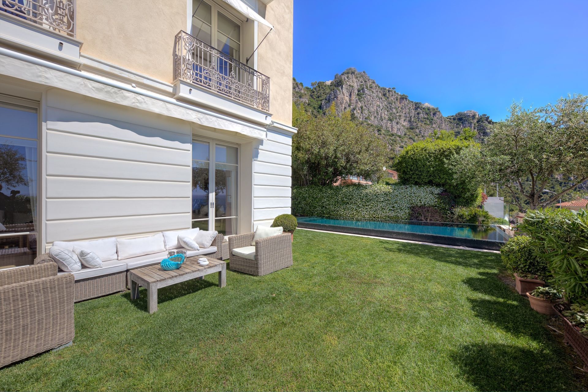 mansion (hôtel particulier) 8 Rooms for sale on BEAULIEU SUR MER (06310)
