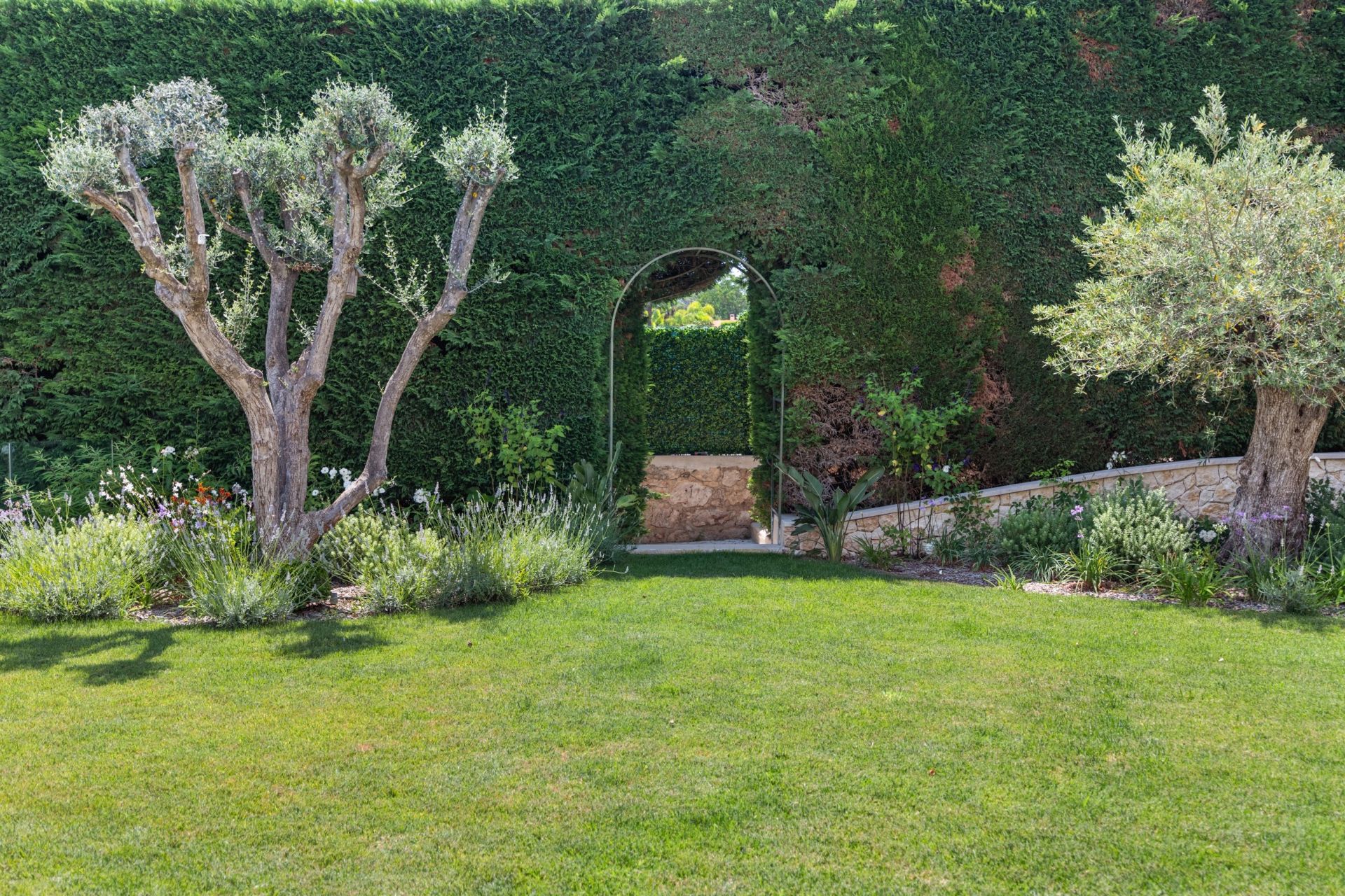 contemporary house 6 Rooms for sale on VILLEFRANCHE SUR MER (06230)