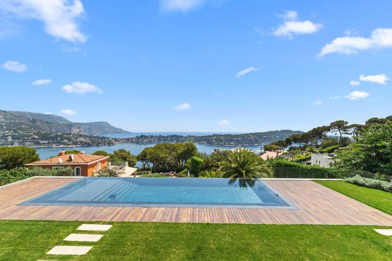 contemporary house 6 Rooms for sale on VILLEFRANCHE SUR MER (06230)