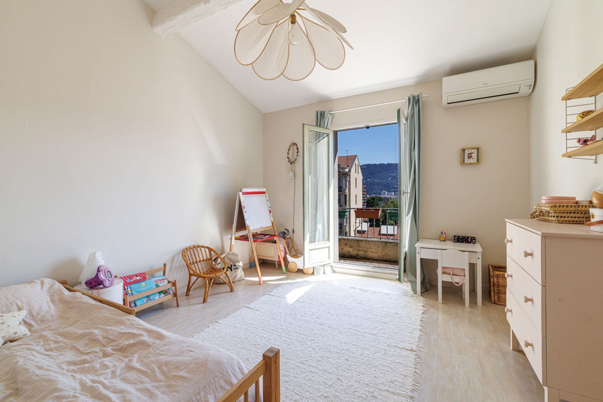 house 5 Rooms for sale on NICE (06000)
