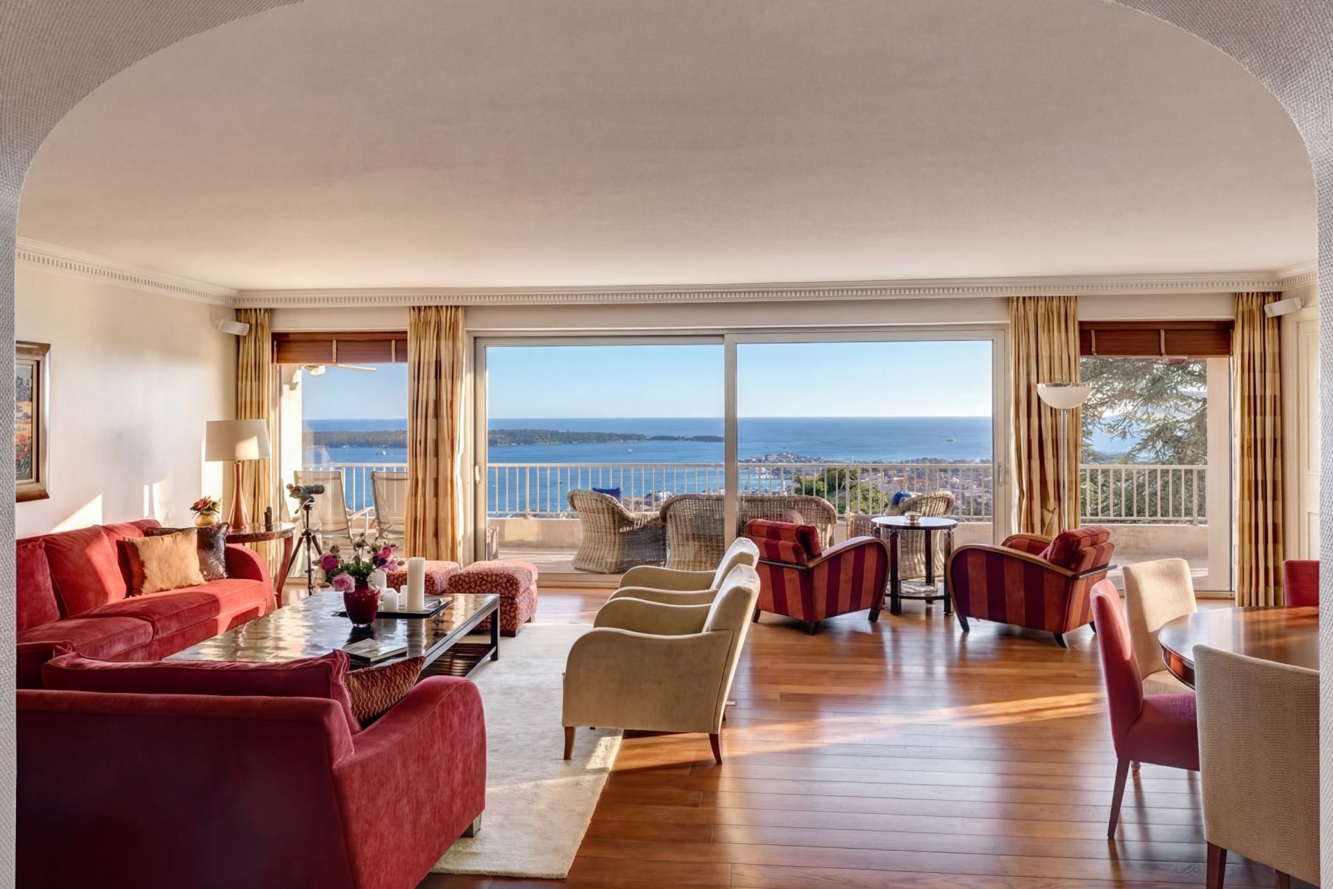 apartment 6 Rooms for sale on CANNES (06400)
