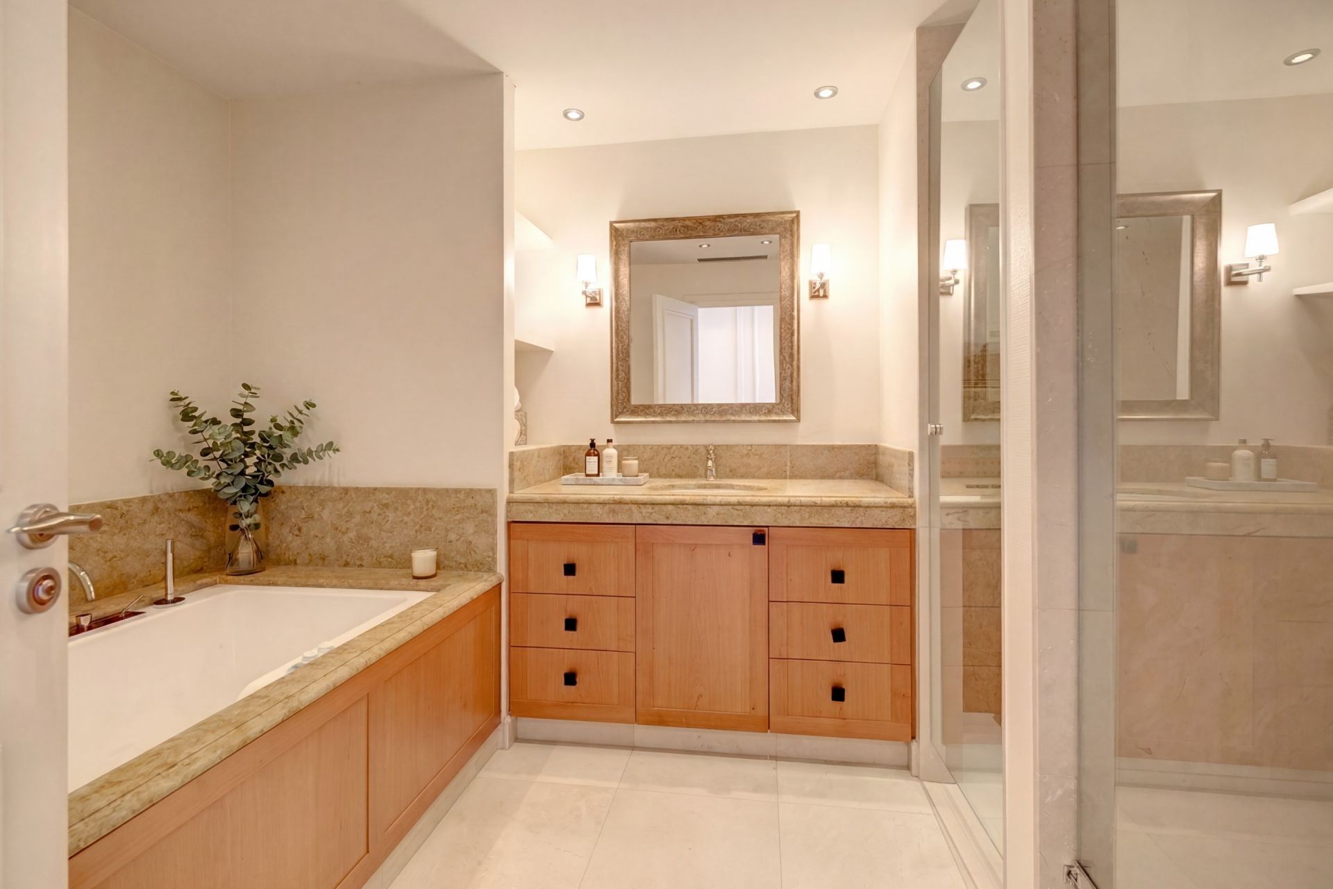 apartment 6 Rooms for sale on CANNES (06400)