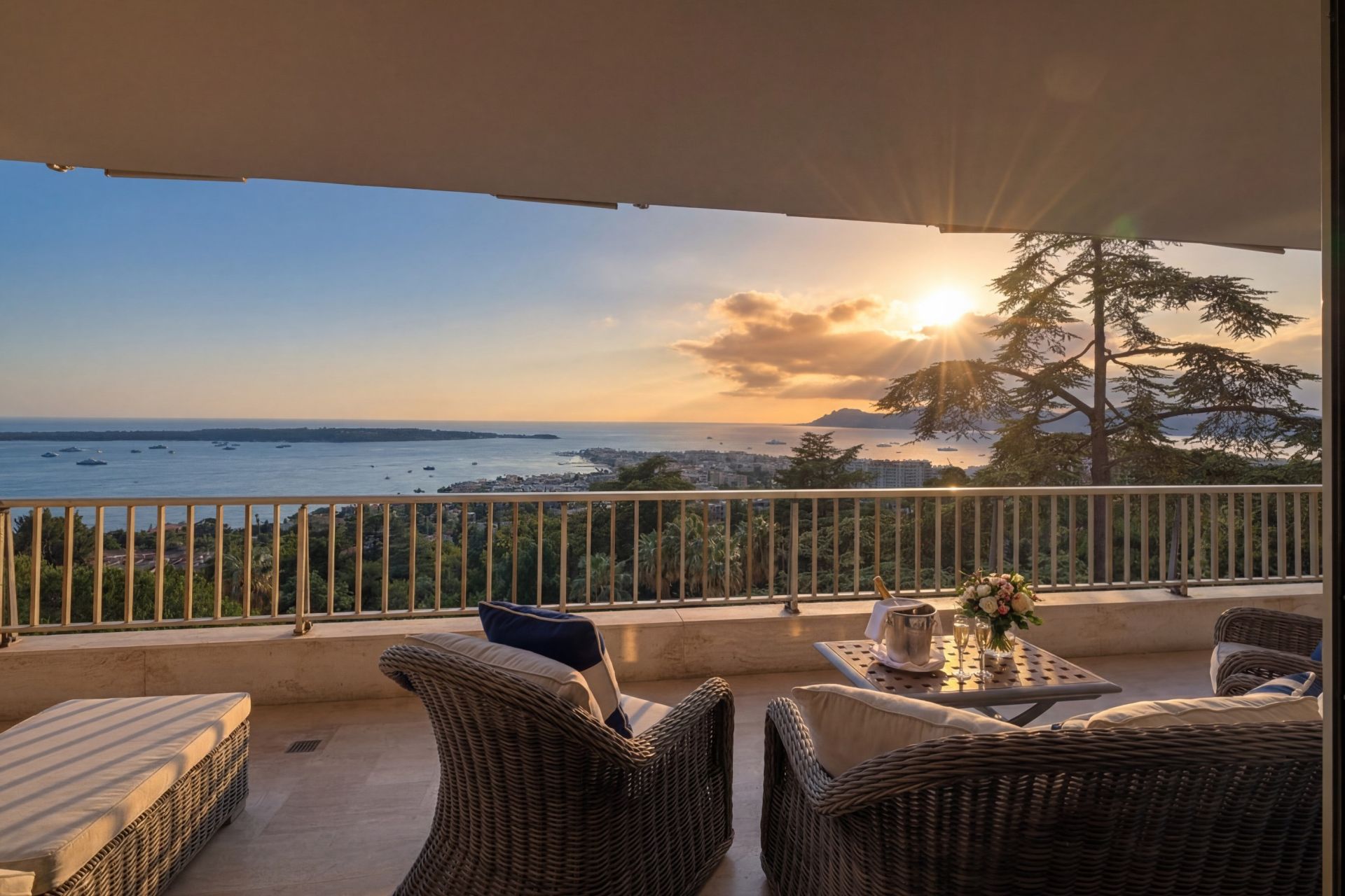 apartment 6 Rooms for sale on CANNES (06400)