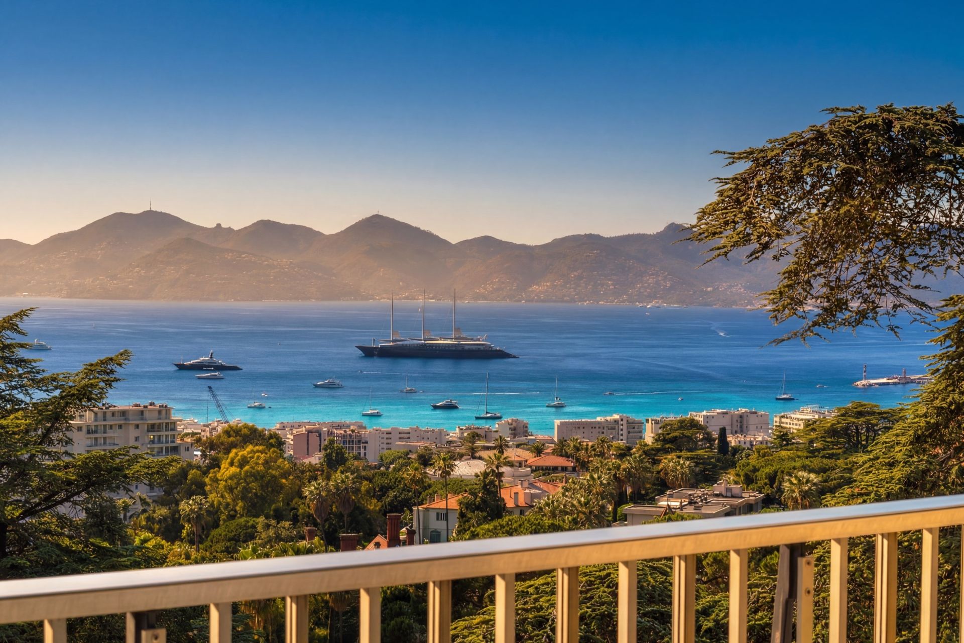 apartment 6 Rooms for sale on CANNES (06400)