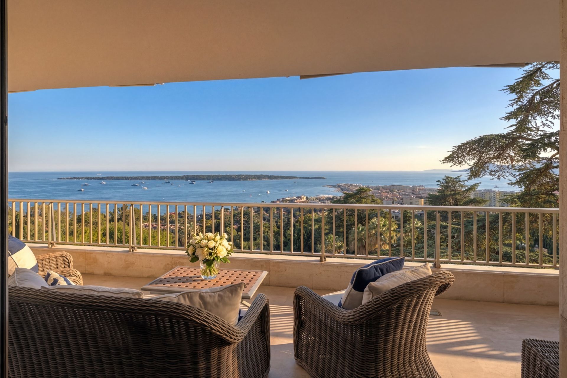 apartment 6 Rooms for sale on CANNES (06400)