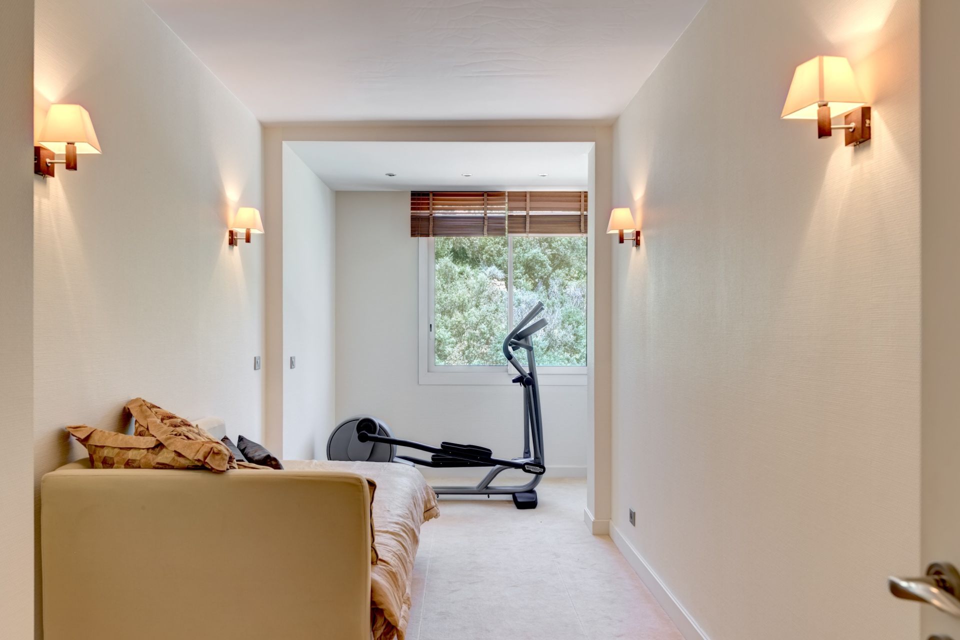 apartment 6 Rooms for sale on CANNES (06400)