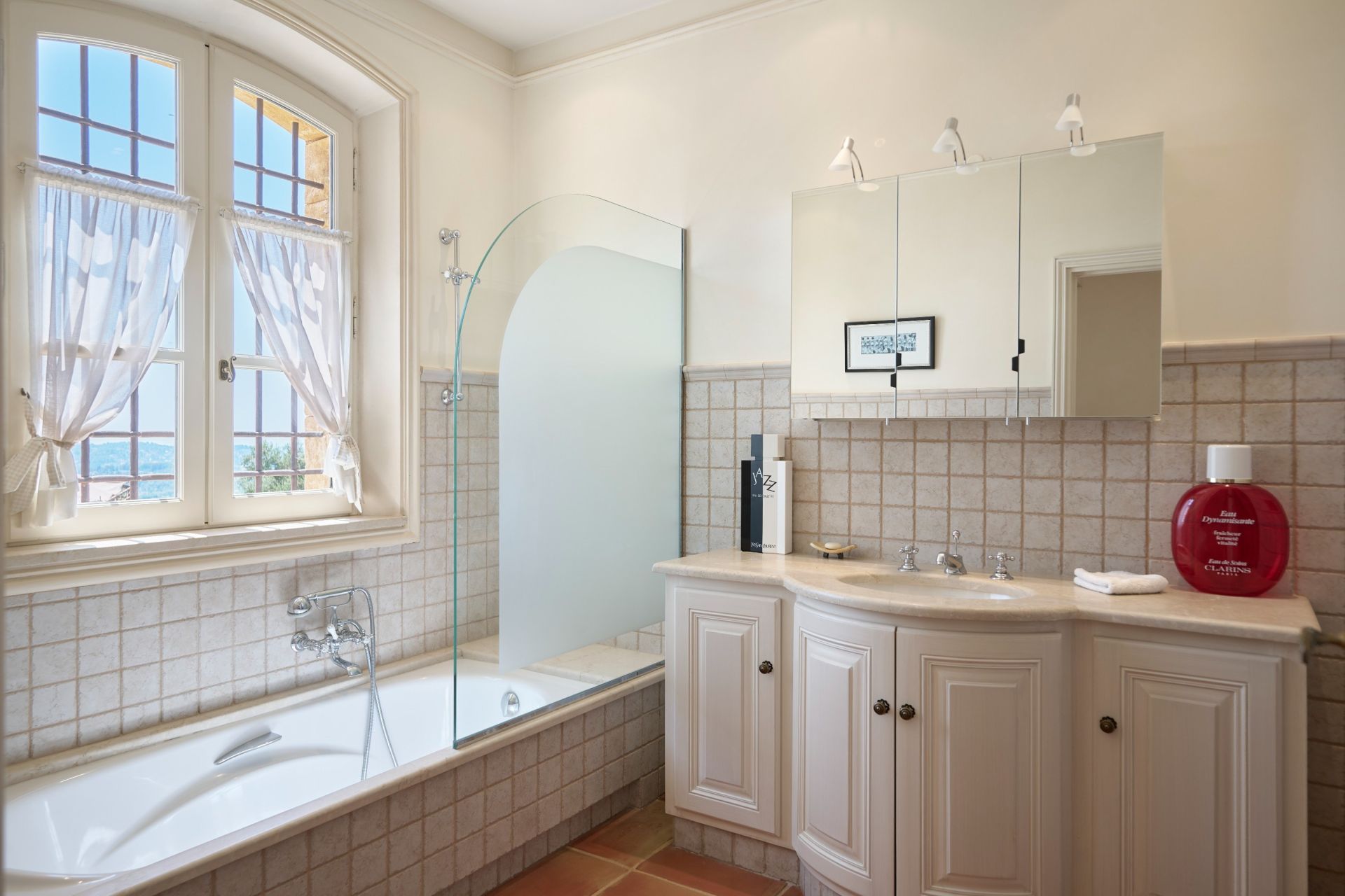 provencal house 8 Rooms for sale on CHATEAUNEUF GRASSE (06740)