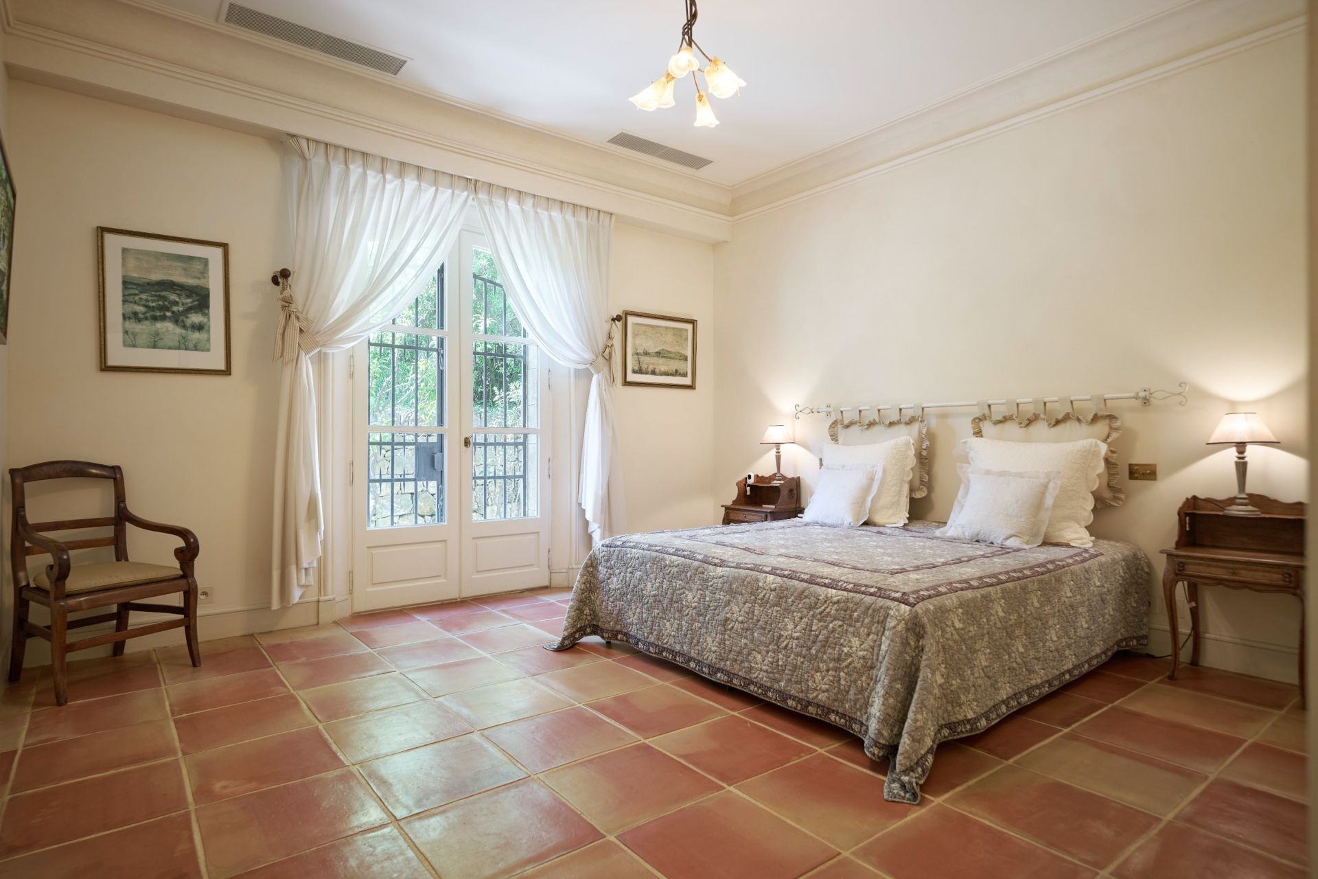provencal house 8 Rooms for sale on CHATEAUNEUF GRASSE (06740)