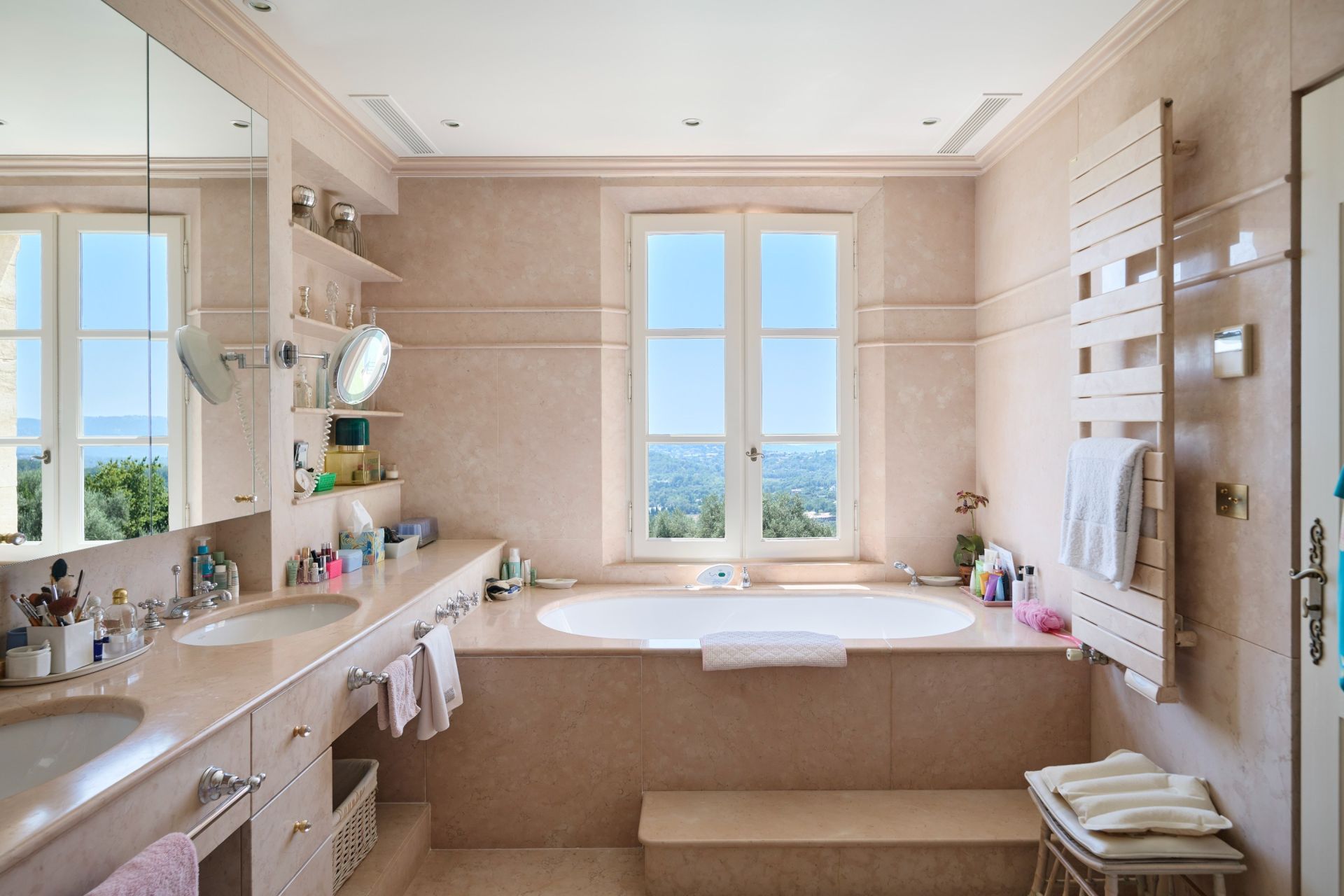 provencal house 8 Rooms for sale on CHATEAUNEUF GRASSE (06740)