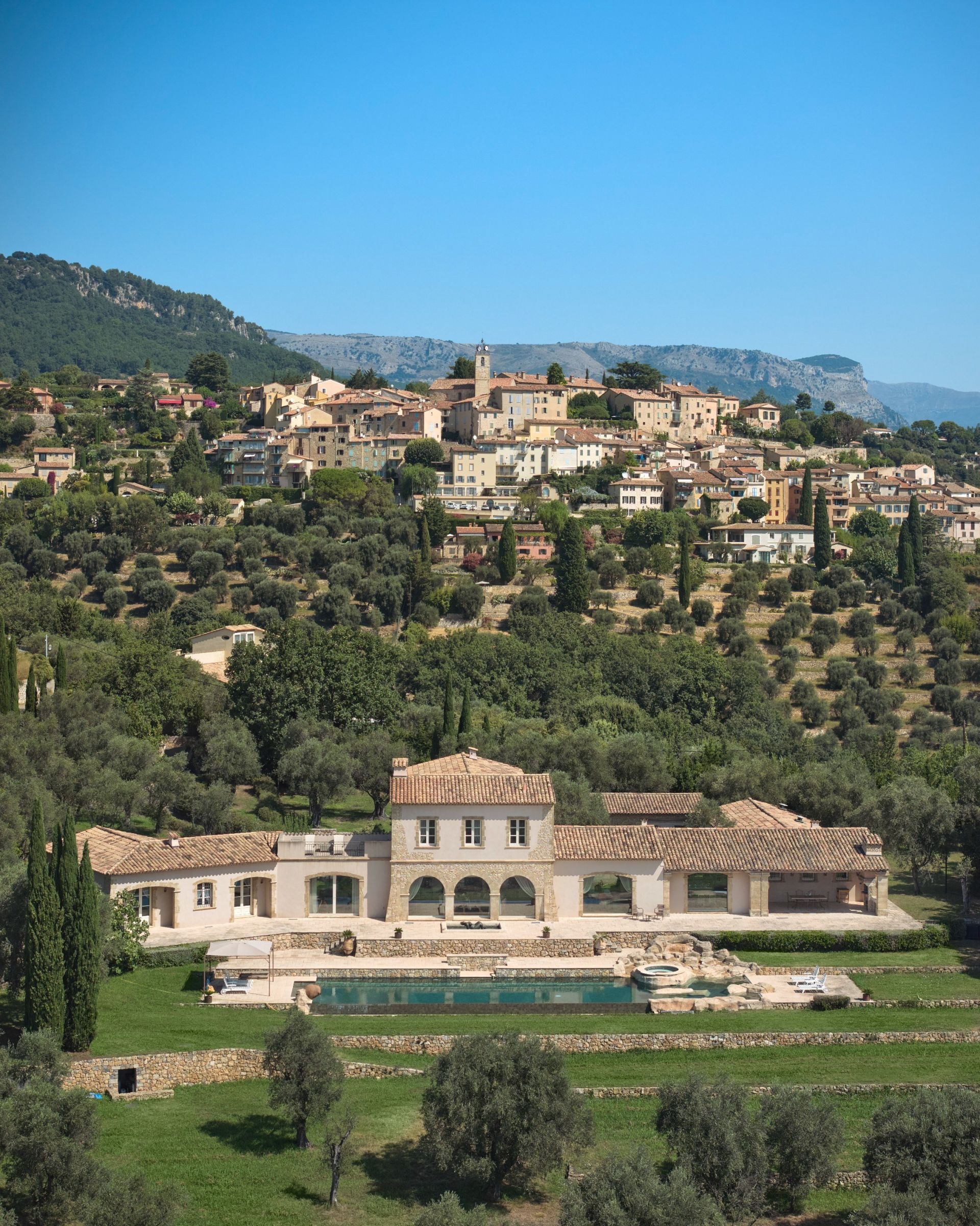 provencal house 8 Rooms for sale on CHATEAUNEUF GRASSE (06740)