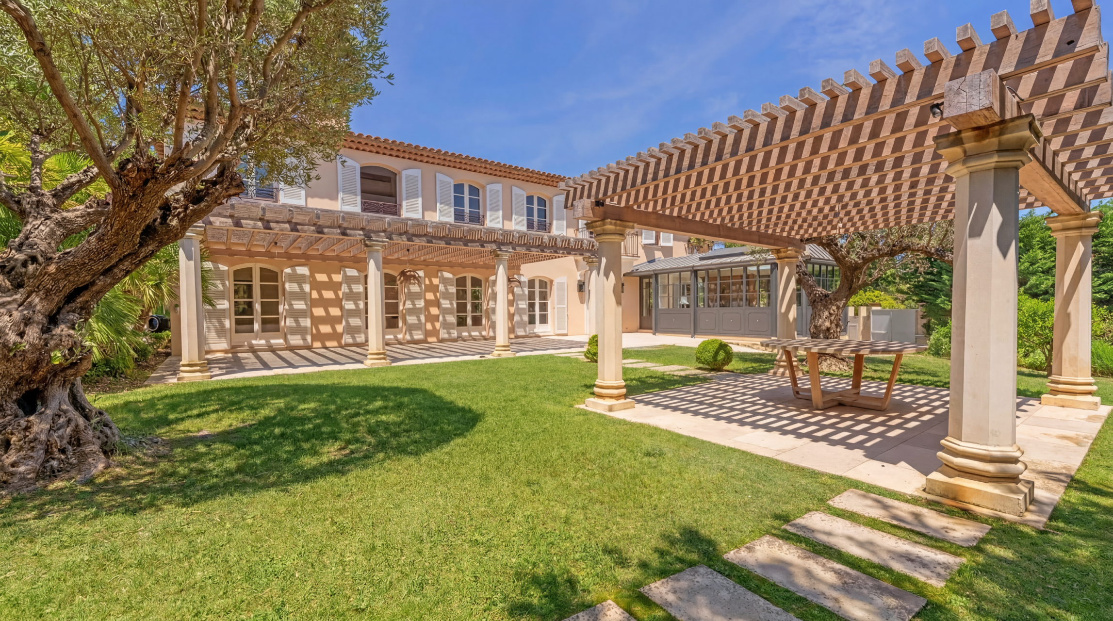 villa 8 Rooms for sale on GRIMAUD (83310)