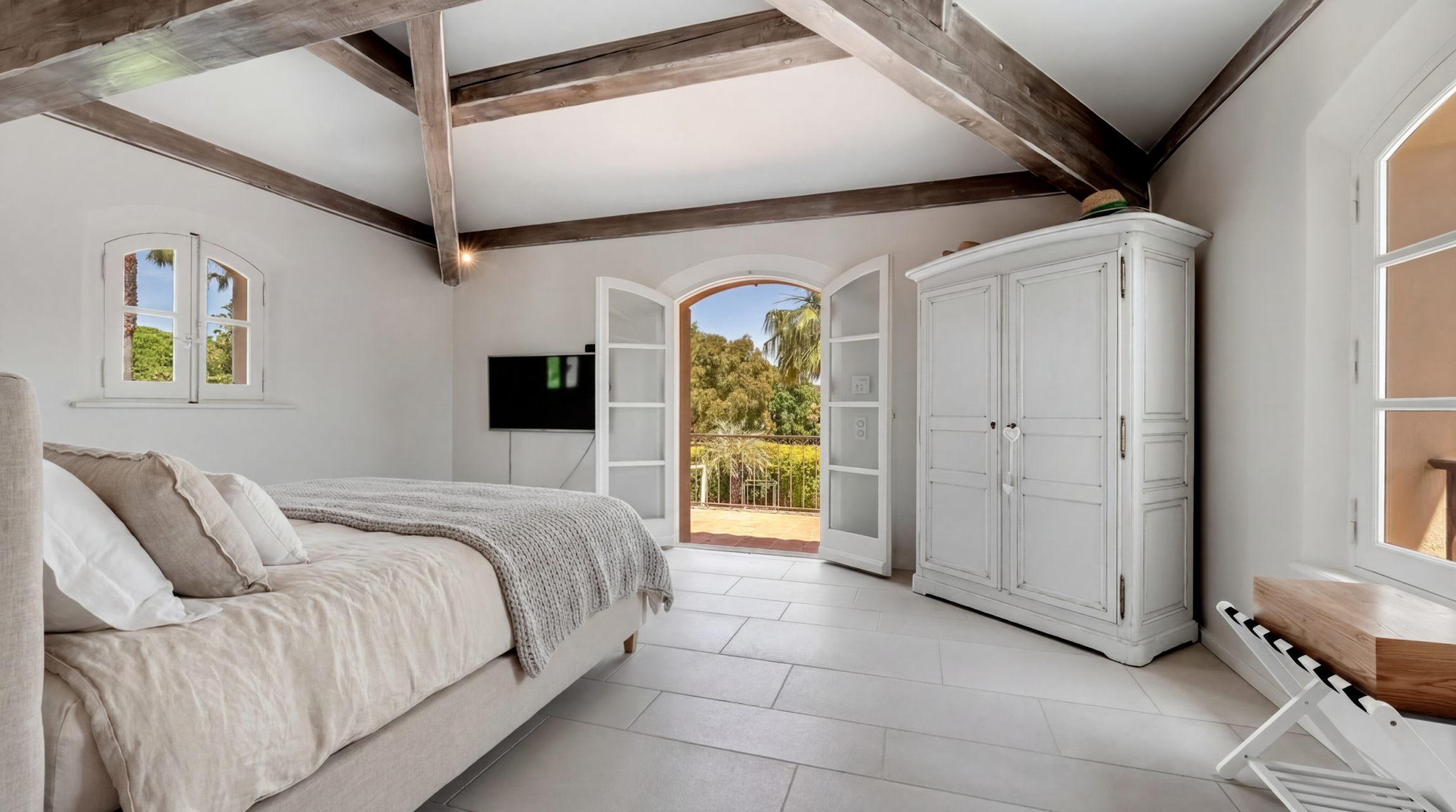 villa 8 Rooms for sale on GRIMAUD (83310)