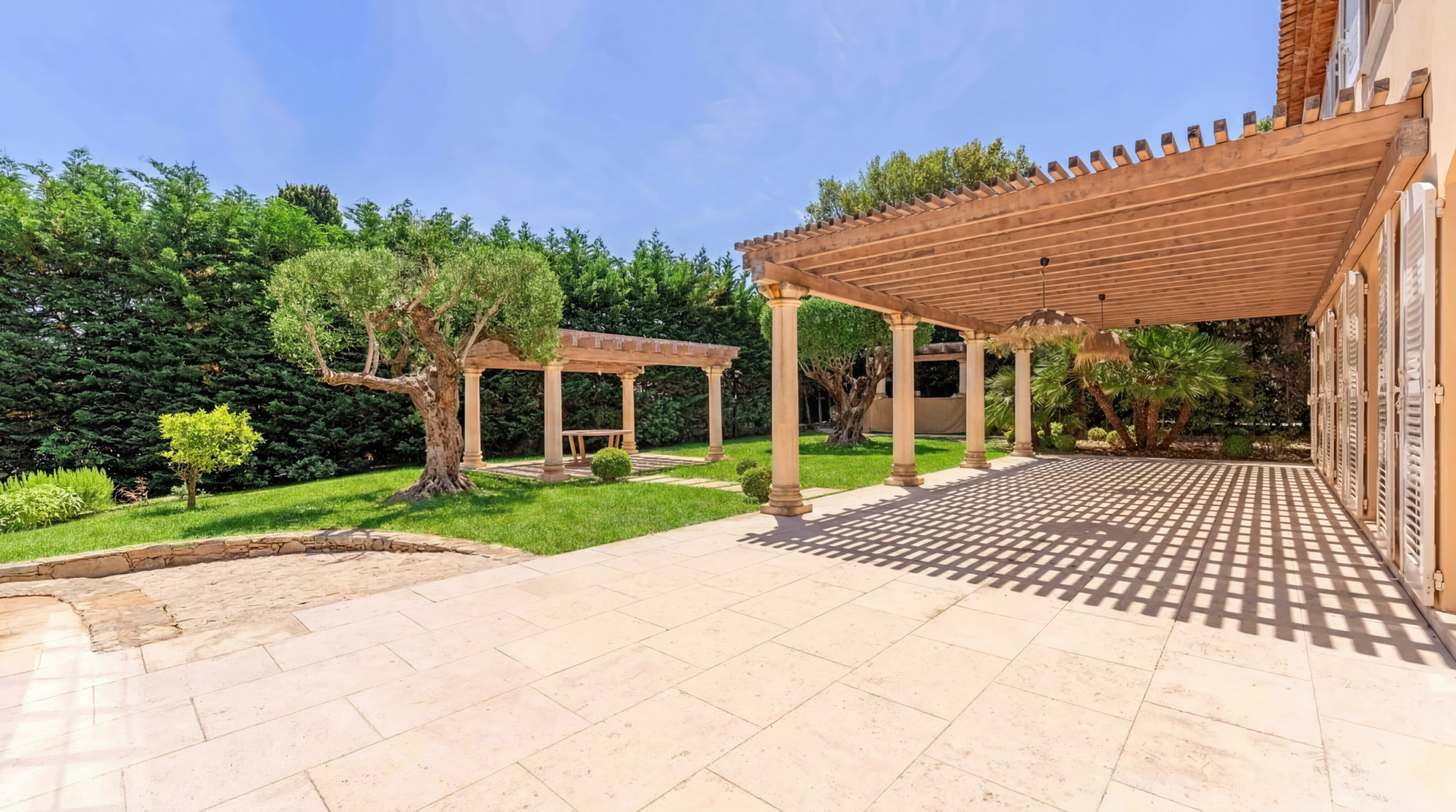 villa 8 Rooms for sale on GRIMAUD (83310)