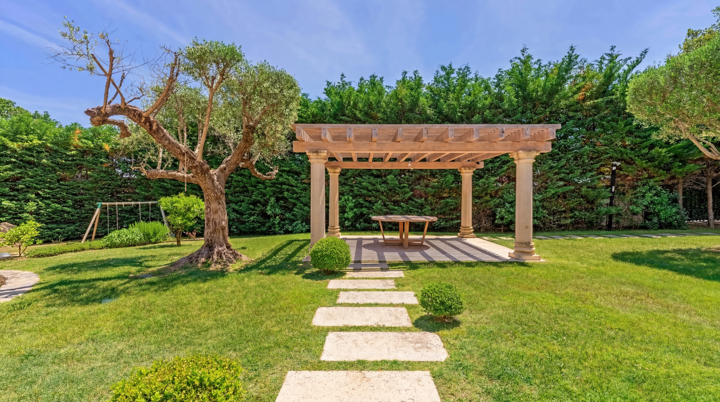 villa 8 Rooms for sale on GRIMAUD (83310)