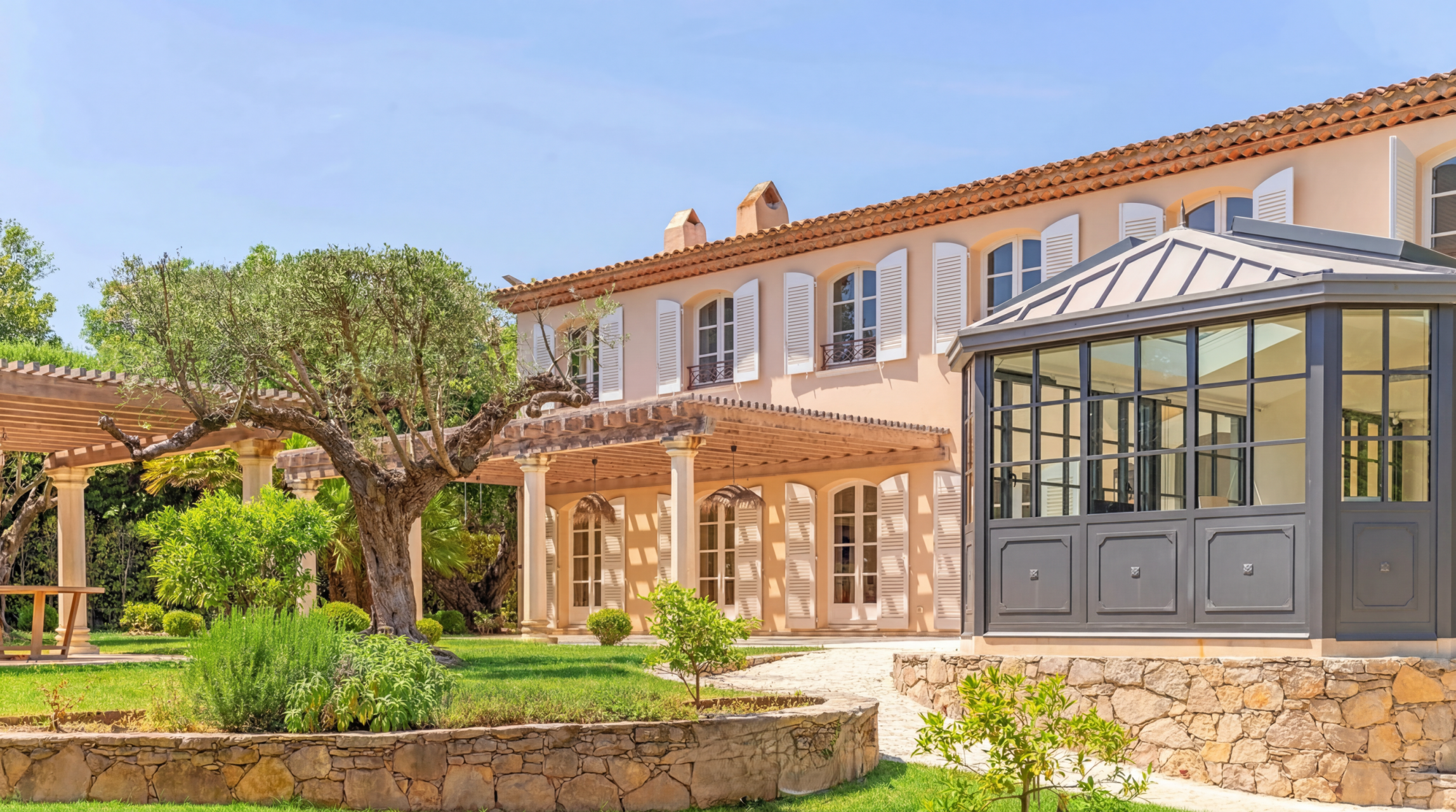 villa 8 Rooms for sale on GRIMAUD (83310)