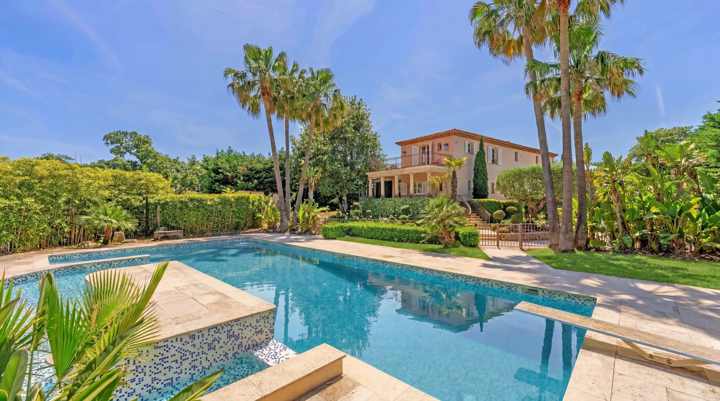 villa 8 Rooms for sale on GRIMAUD (83310)