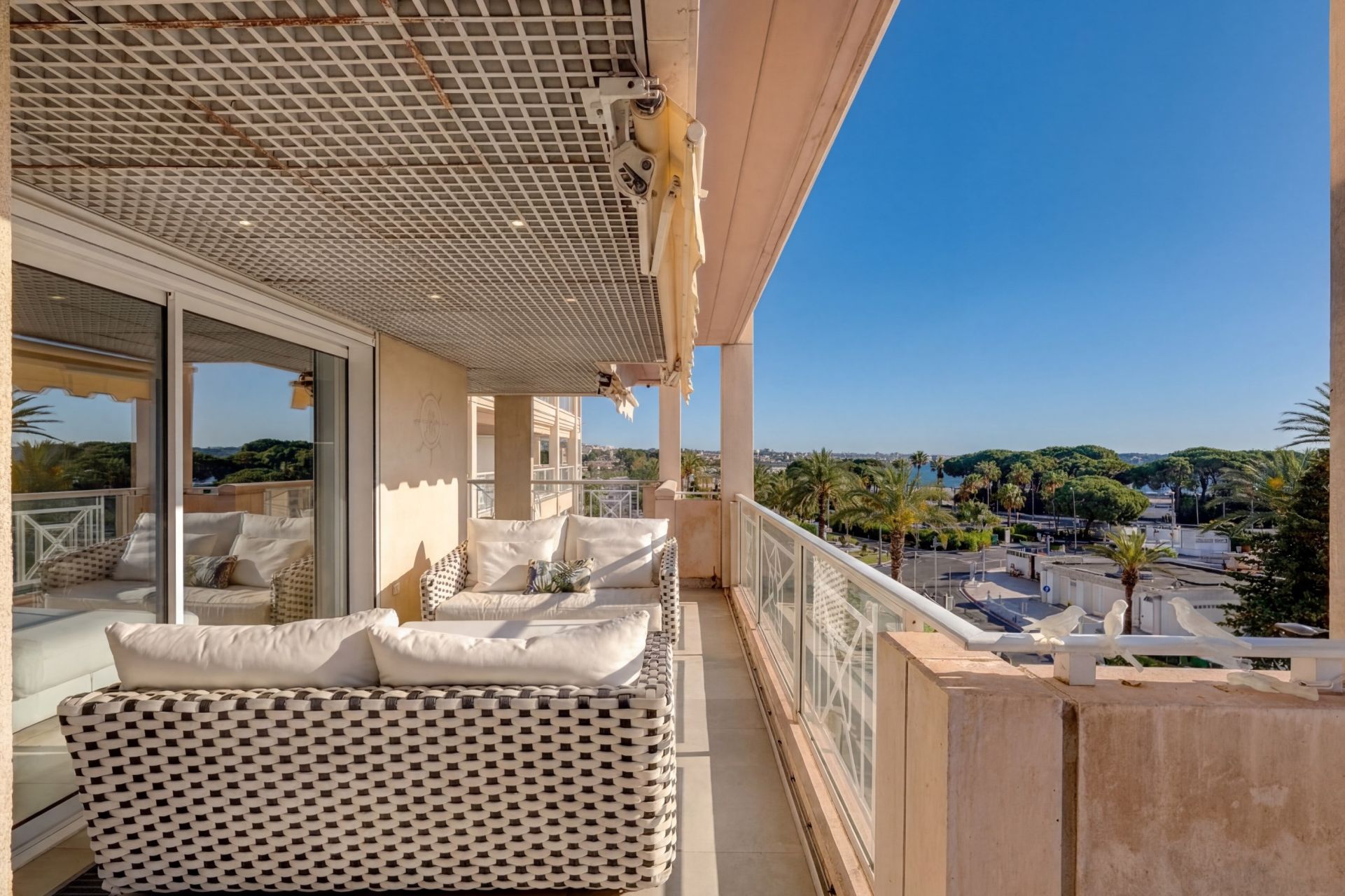 apartment 5 Rooms for sale on LE GOLFE JUAN (06220)