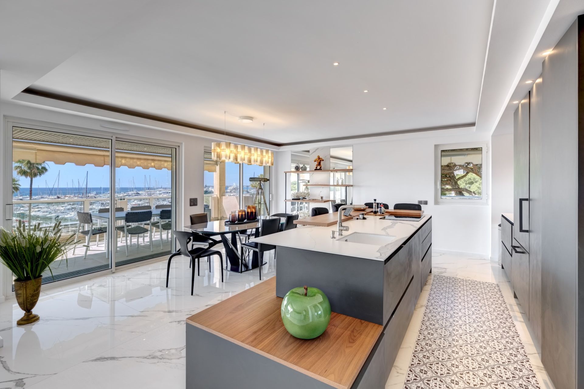 apartment 5 Rooms for sale on LE GOLFE JUAN (06220)