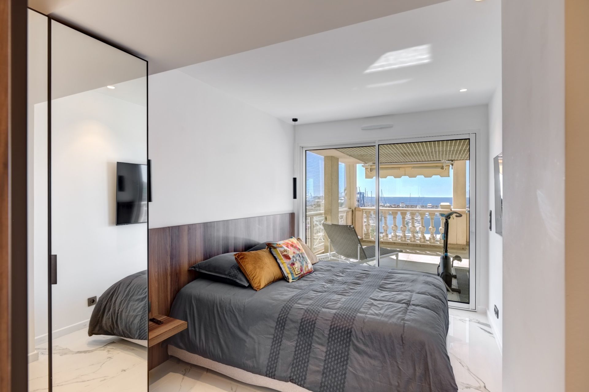 apartment 5 Rooms for sale on LE GOLFE JUAN (06220)