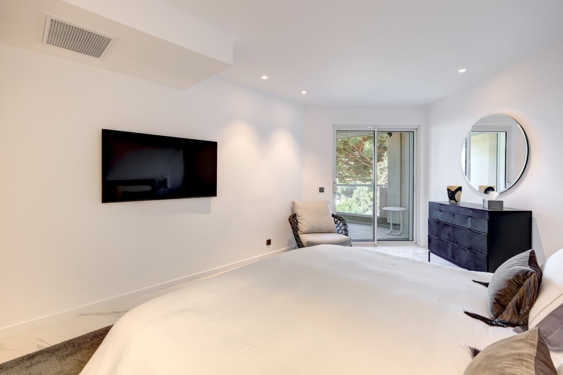 apartment 5 Rooms for sale on LE GOLFE JUAN (06220)