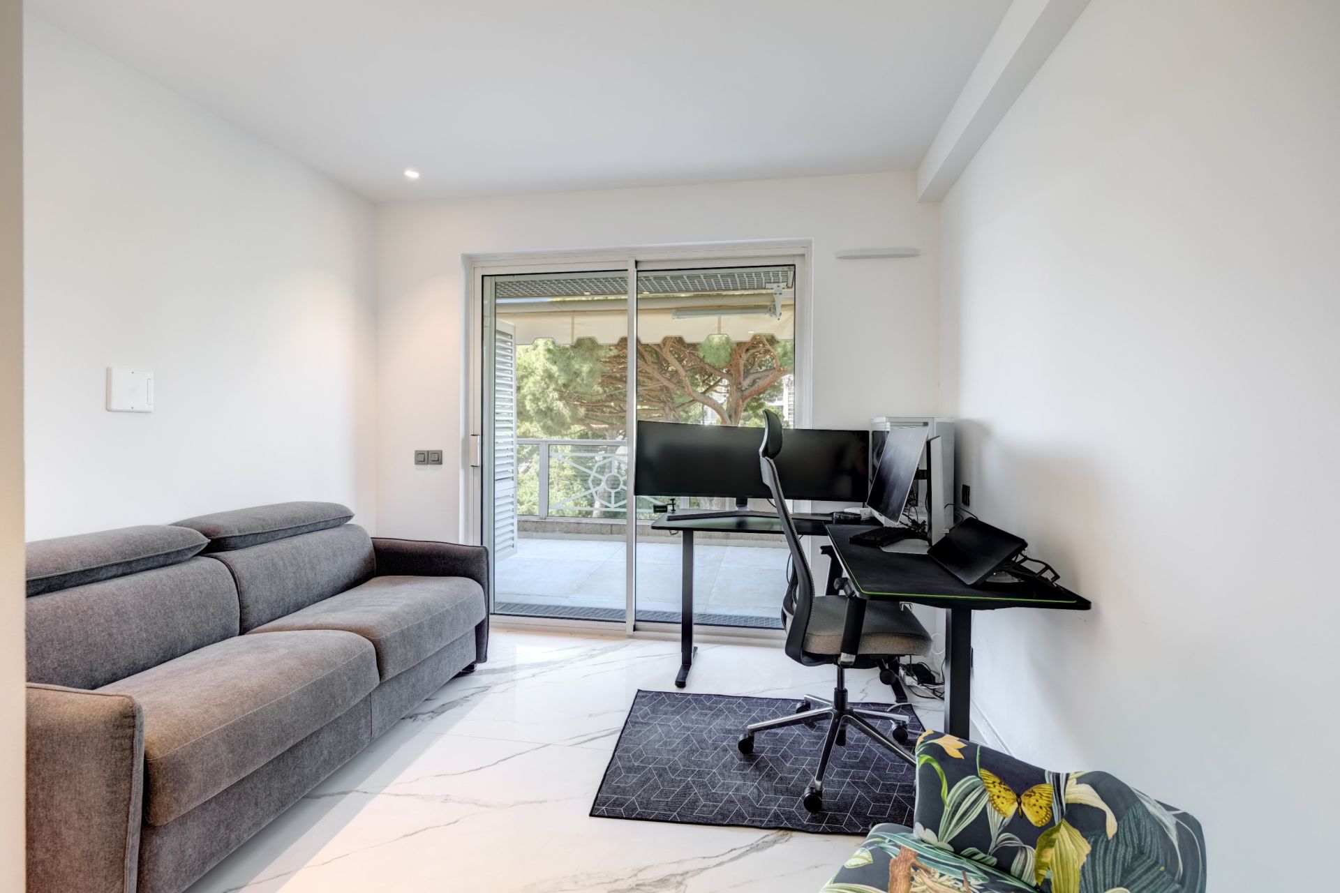 apartment 5 Rooms for sale on LE GOLFE JUAN (06220)