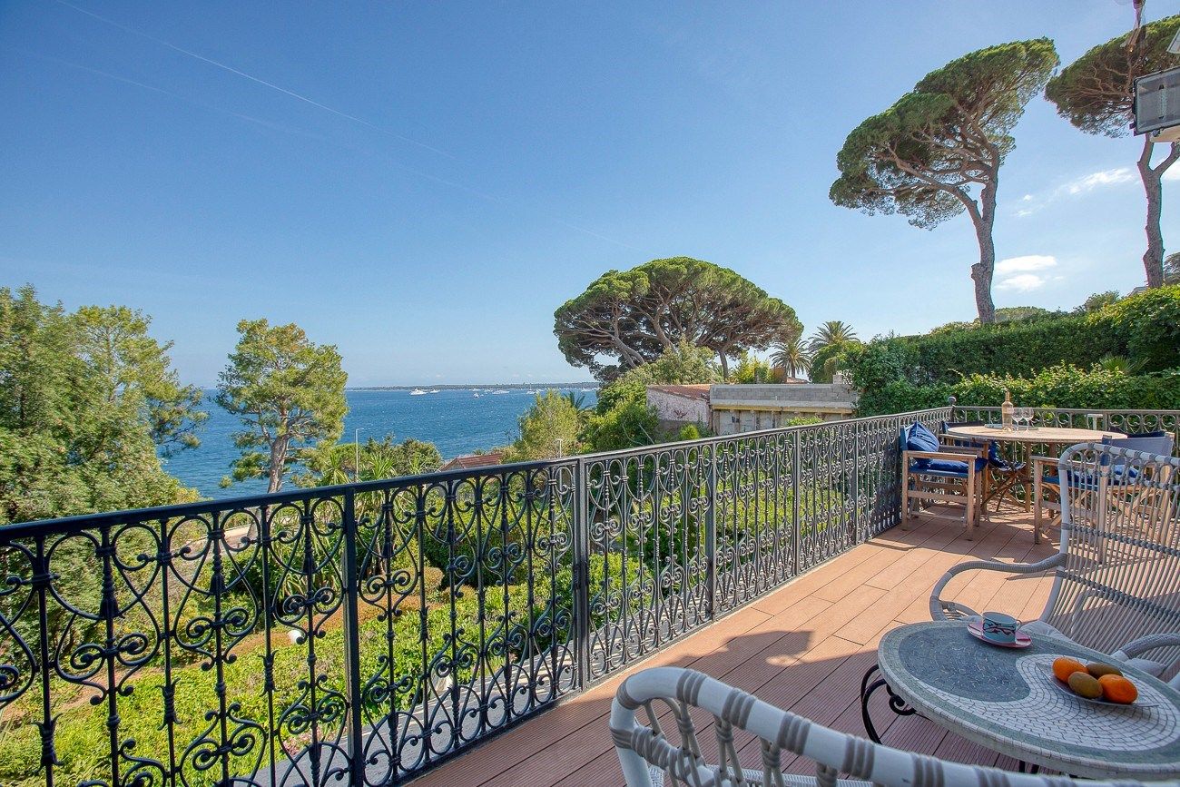apartment 4 Rooms for sale on CANNES (06400)