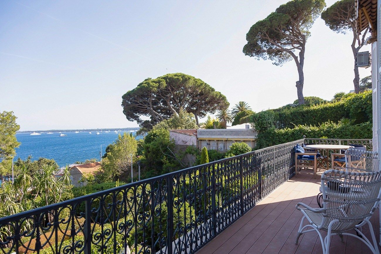 apartment 4 Rooms for sale on CANNES (06400)
