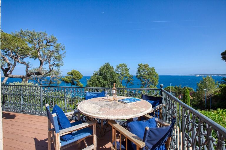 apartment 4 Rooms for sale on CANNES (06400)