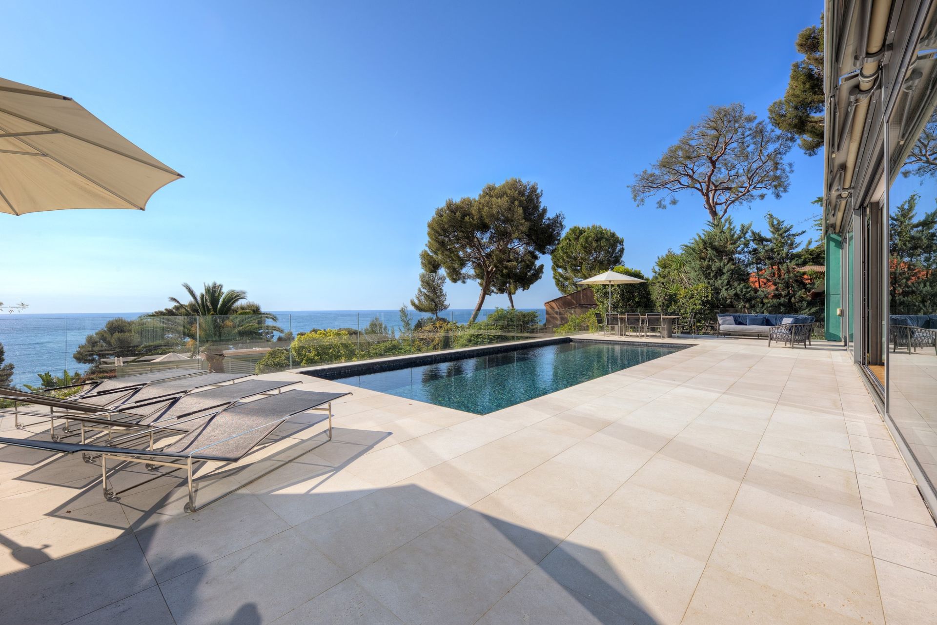 contemporary house 7 Rooms for sale on EZE (06360)