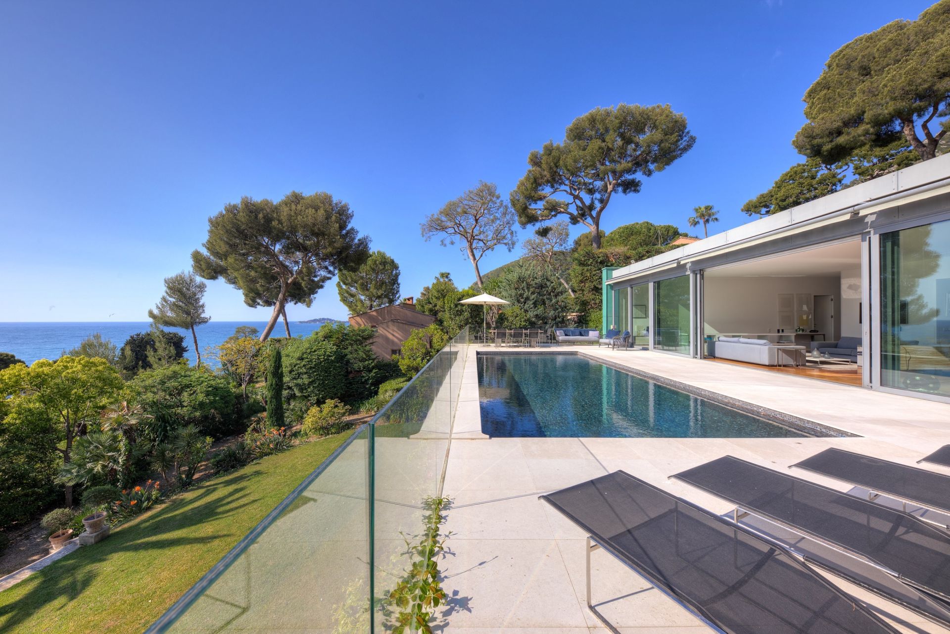 contemporary house 7 Rooms for sale on EZE (06360)
