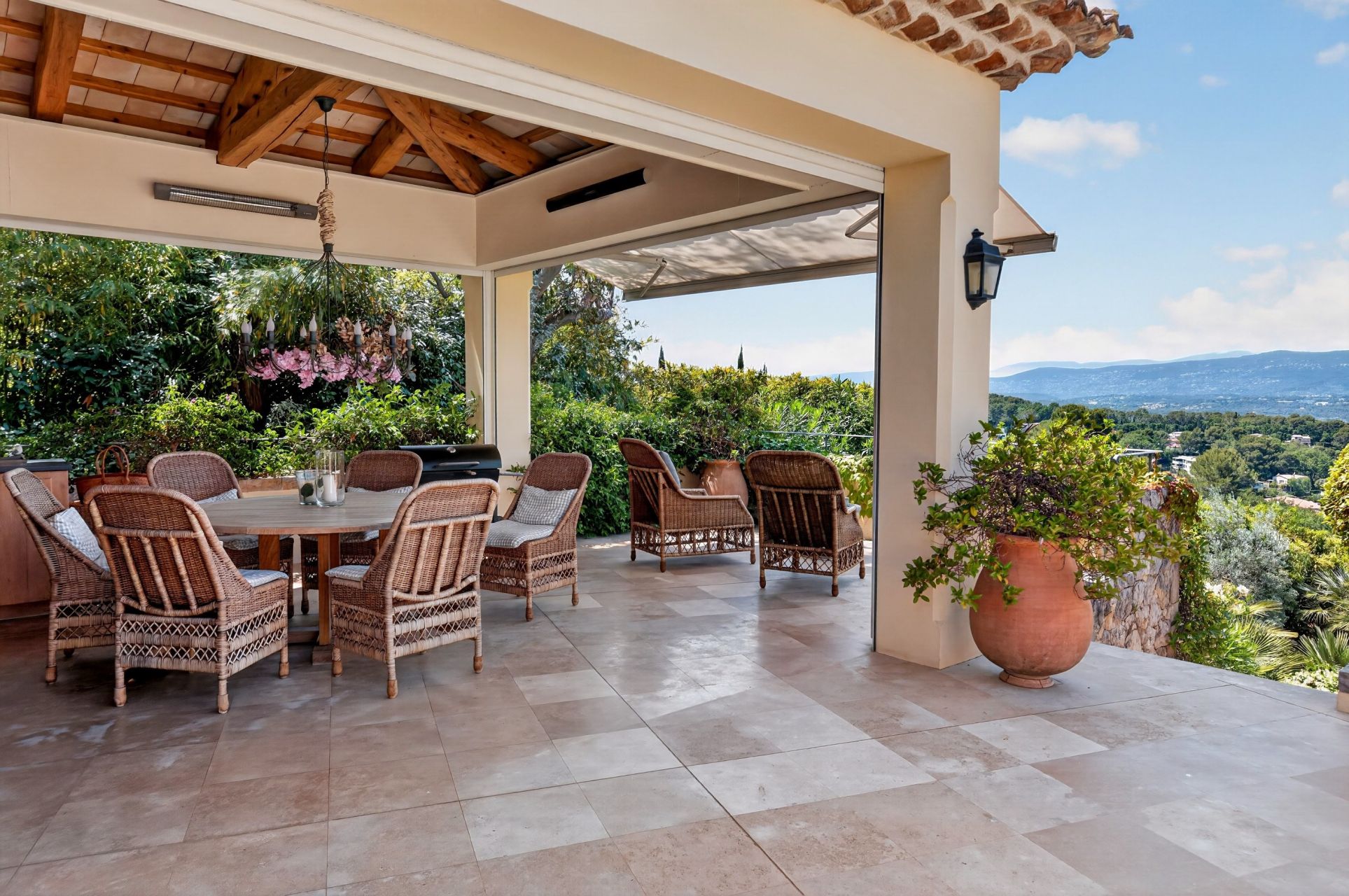 villa 7 Rooms for sale on MOUGINS (06250)