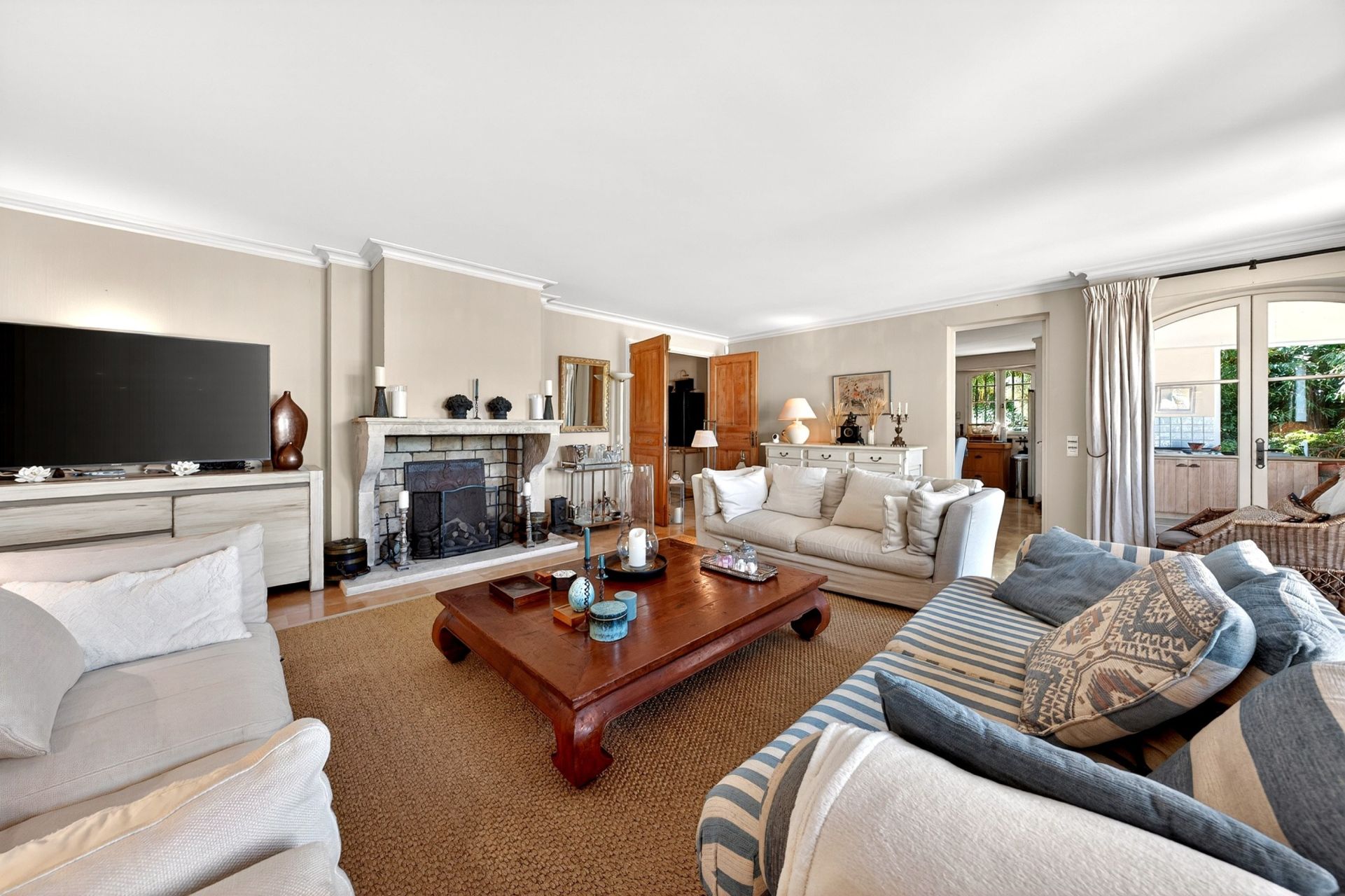 villa 7 Rooms for sale on MOUGINS (06250)