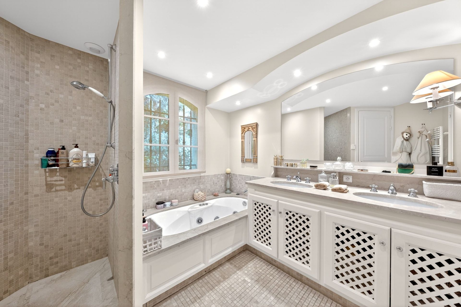 villa 7 Rooms for sale on MOUGINS (06250)
