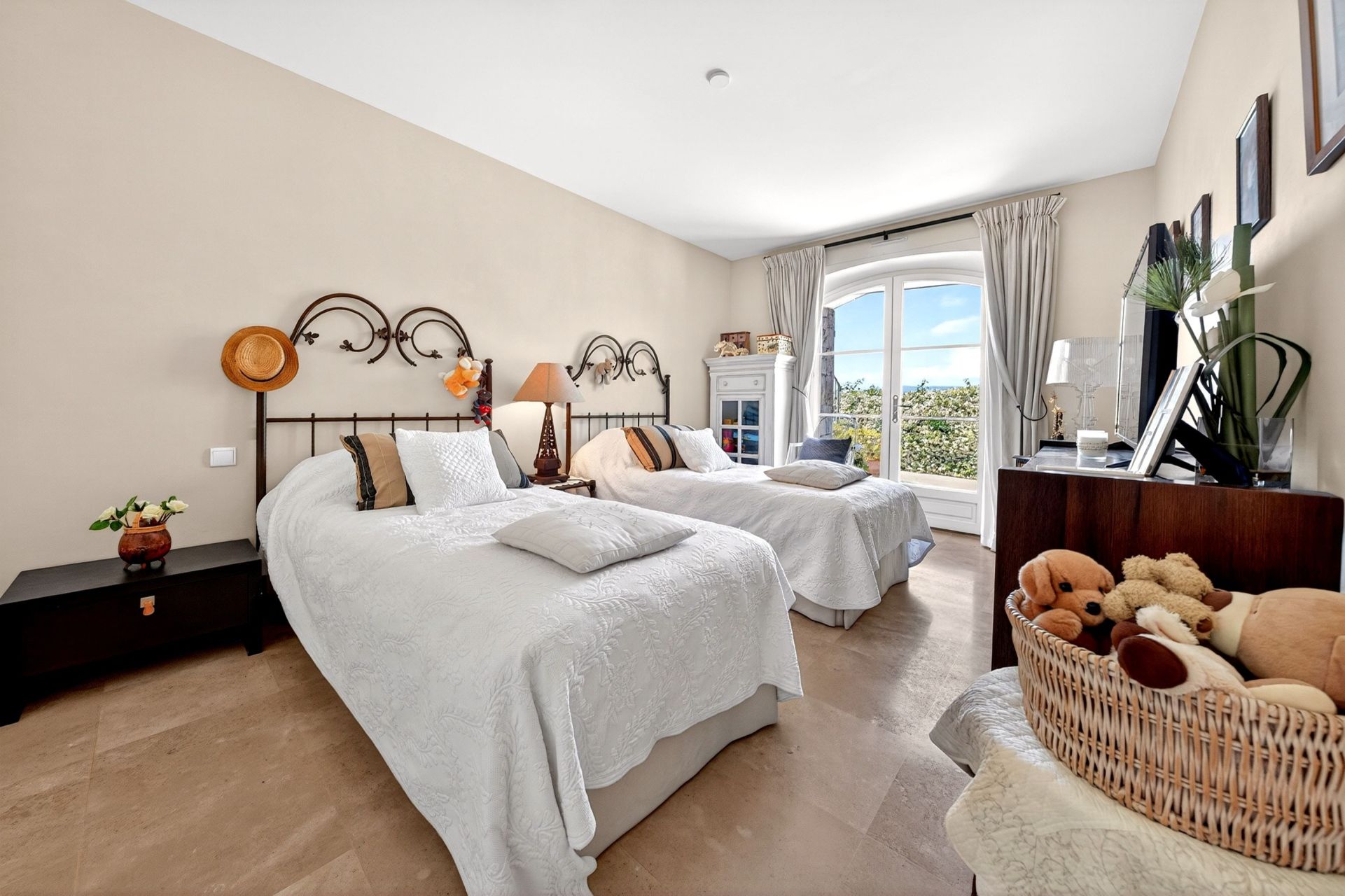 villa 7 Rooms for sale on MOUGINS (06250)